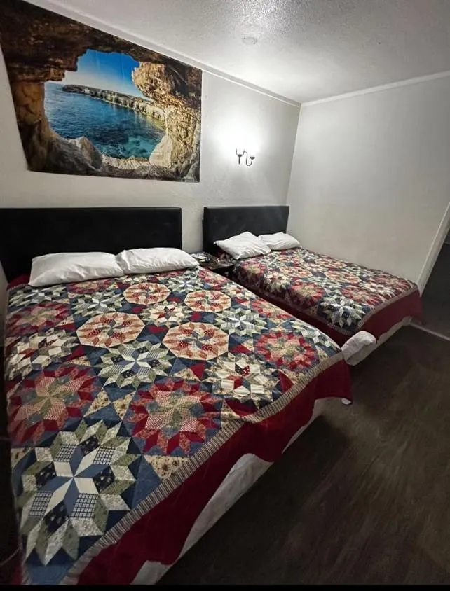 Bed in Anchor Motel & RV Park