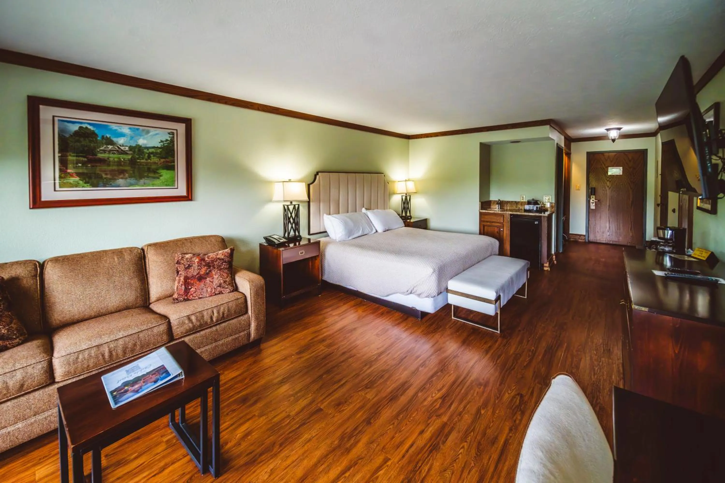 Photo of the whole room, Bed in Chetola Resort