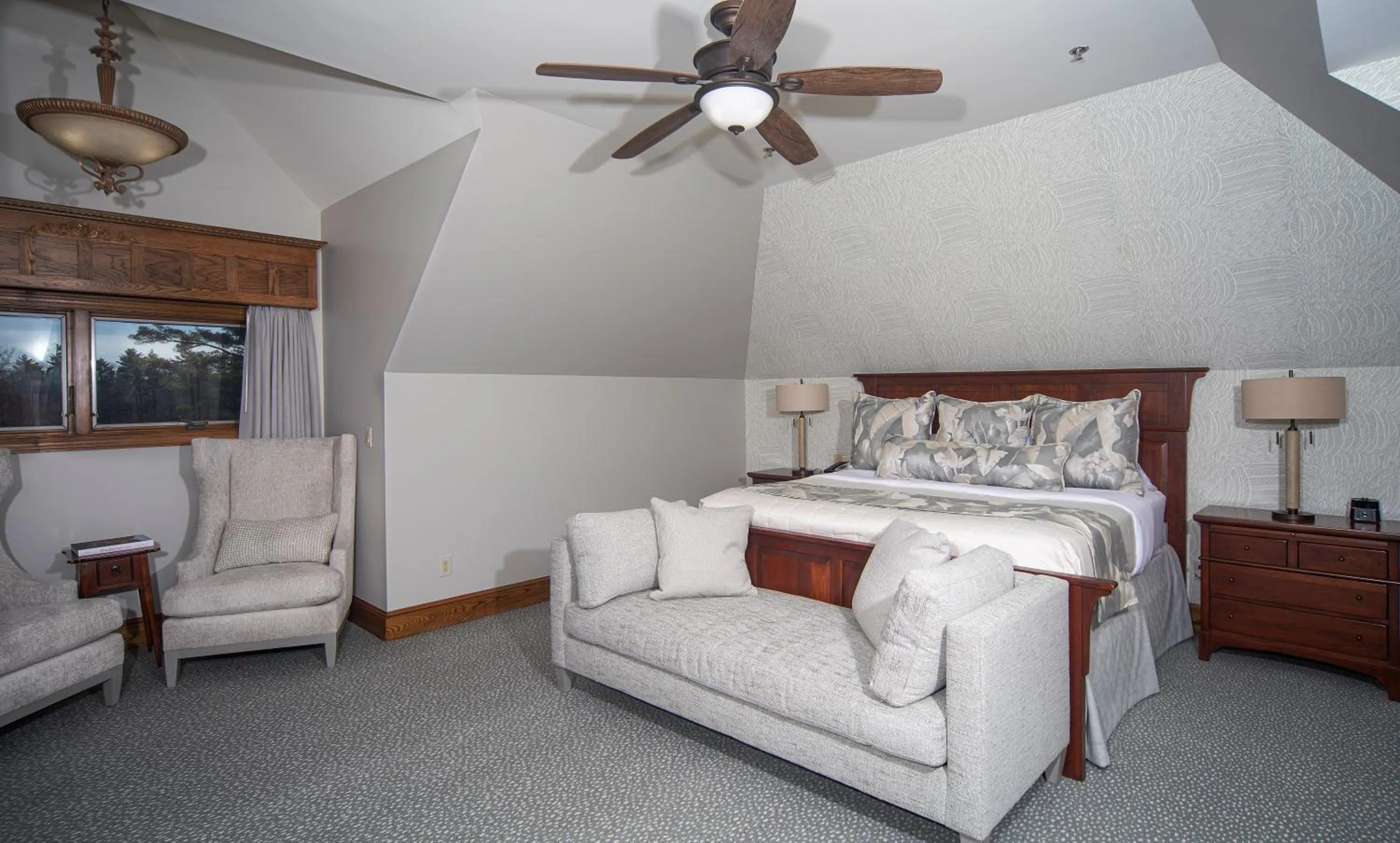 Seating area, Bed in Chetola Resort