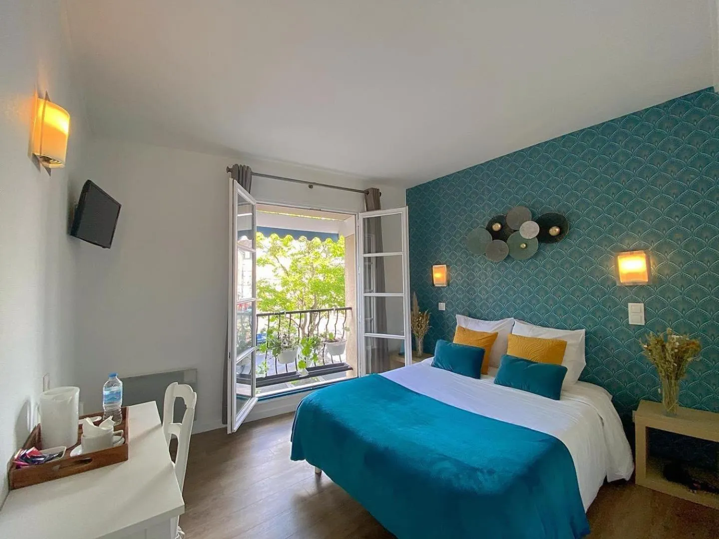 View (from property/room), Bed in Hôtel Le Vauban