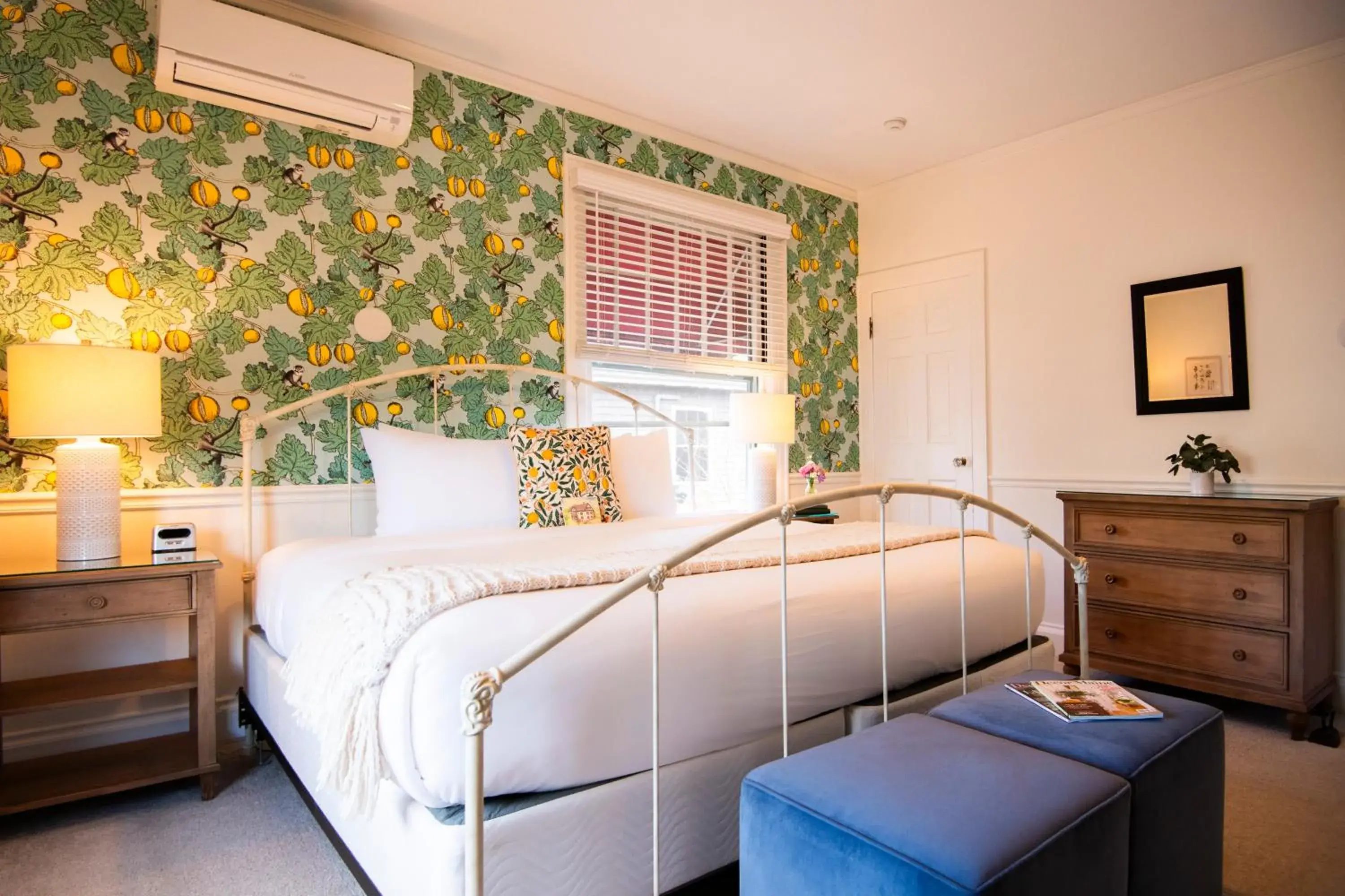 Deluxe King Room in Hearthside Inn Deluxe King Room in Hearthside Inn