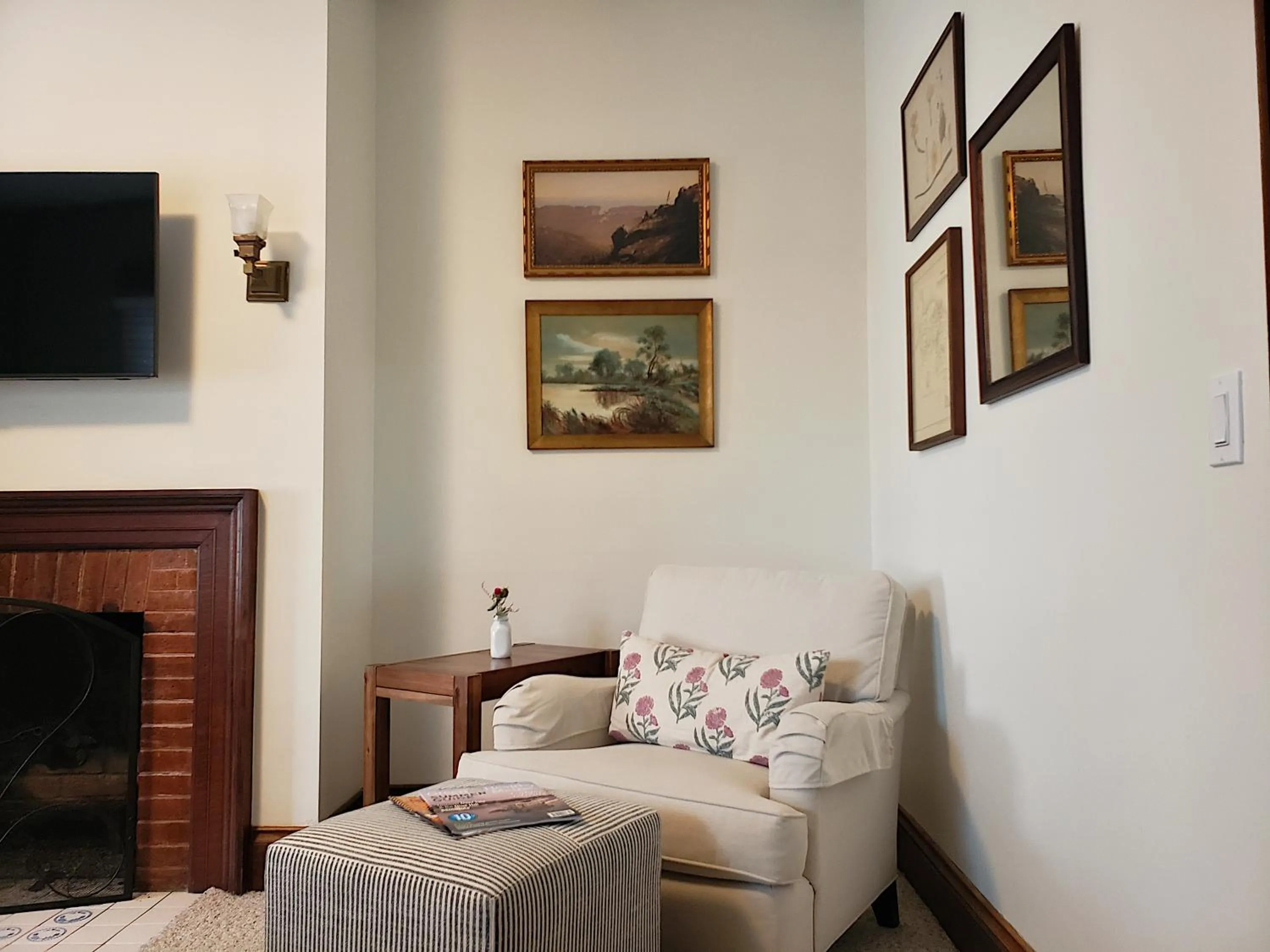 Seating area in Hearthside Inn