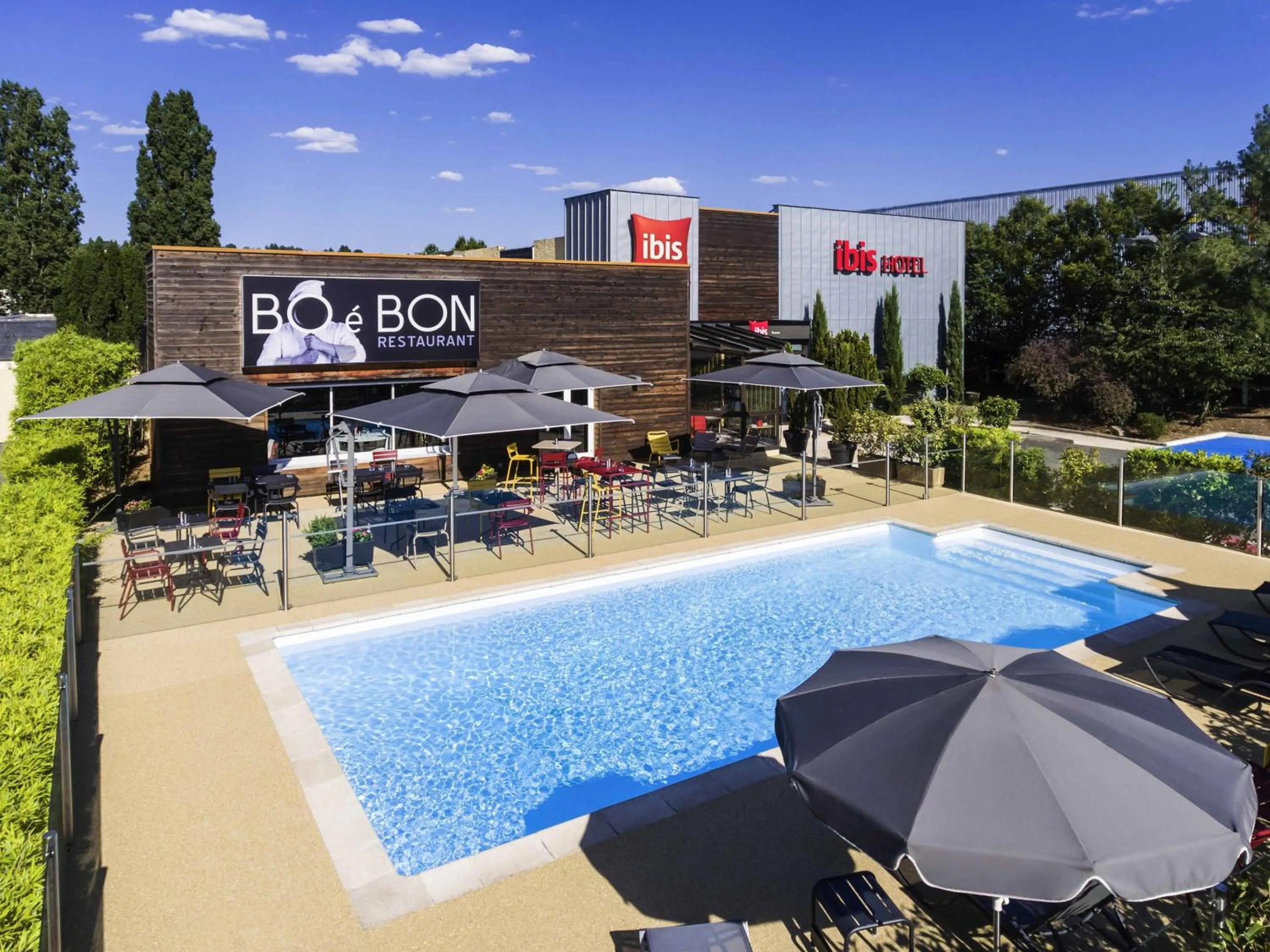 Pool view in Ibis Roanne Le Coteau Hotel Restaurant