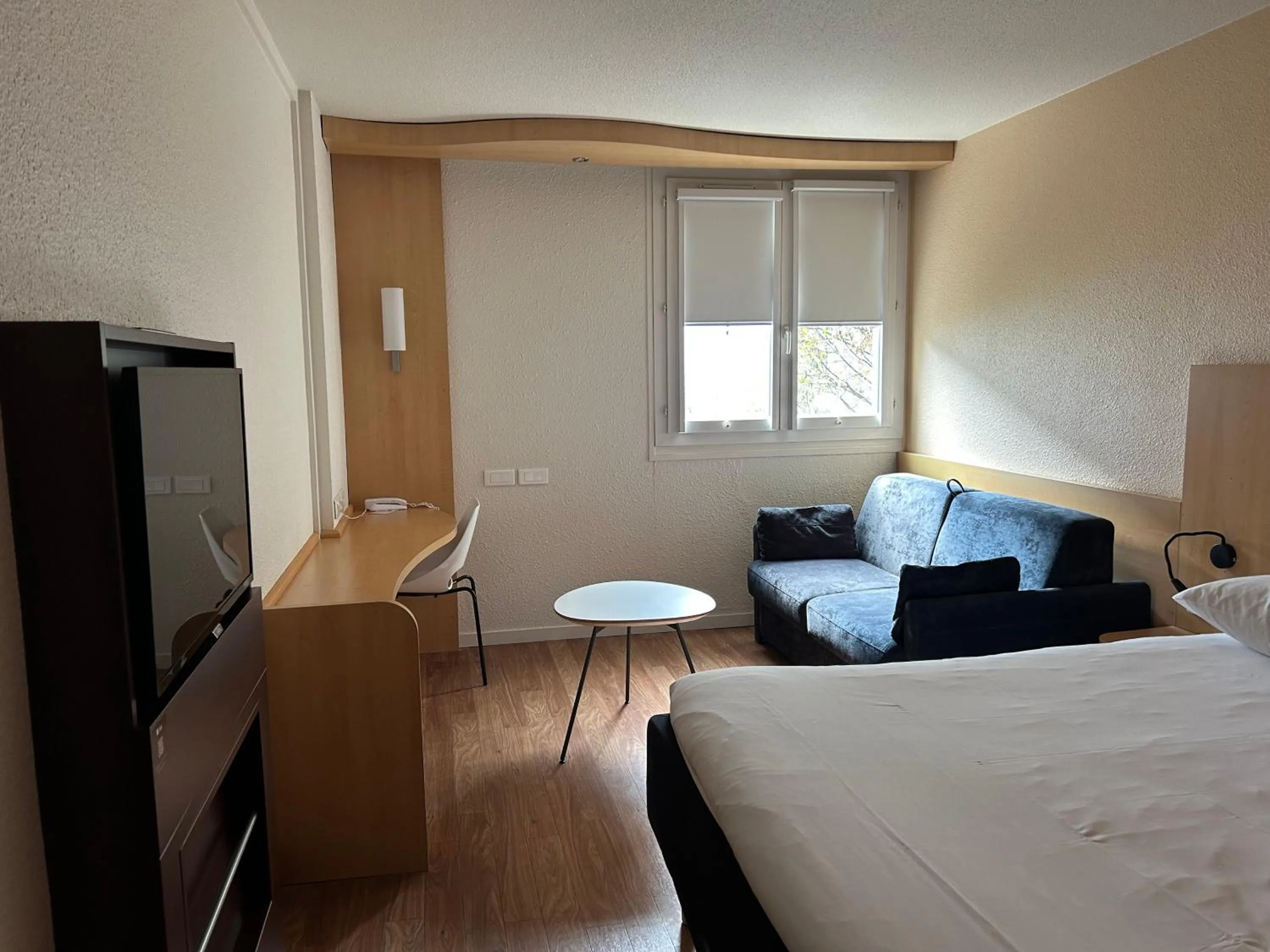 Photo of the whole room, Bed in Ibis Roanne Le Coteau Hotel Restaurant