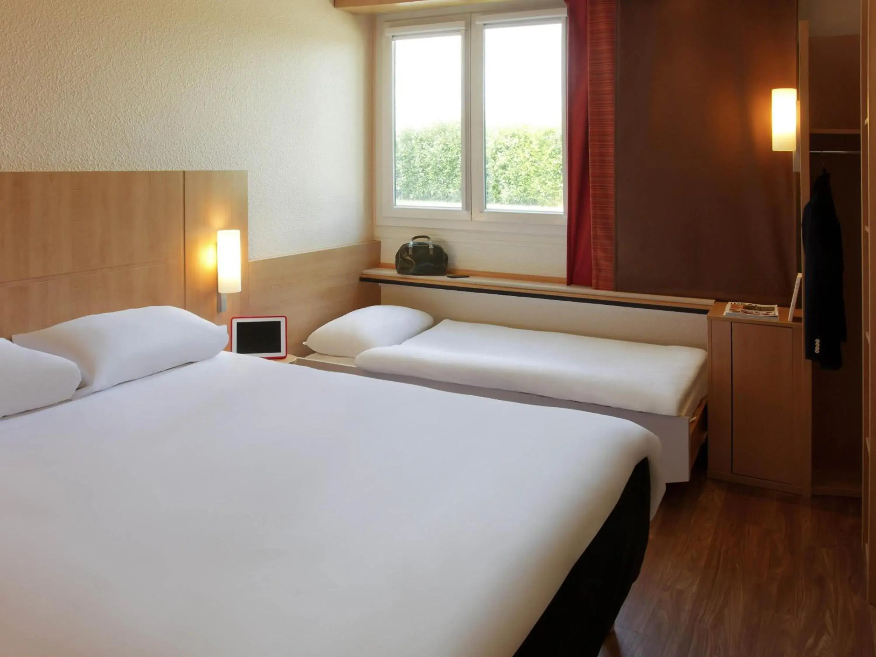 Standard Room with One Double Bed and One Single Bed (for one kid up to 12 year old) in Ibis Roanne Le Coteau Hotel Restaurant Standard Room with One Double Bed and One Single Bed (for one kid up to 12 year old) in Ibis Roanne Le Coteau Hotel Restaurant