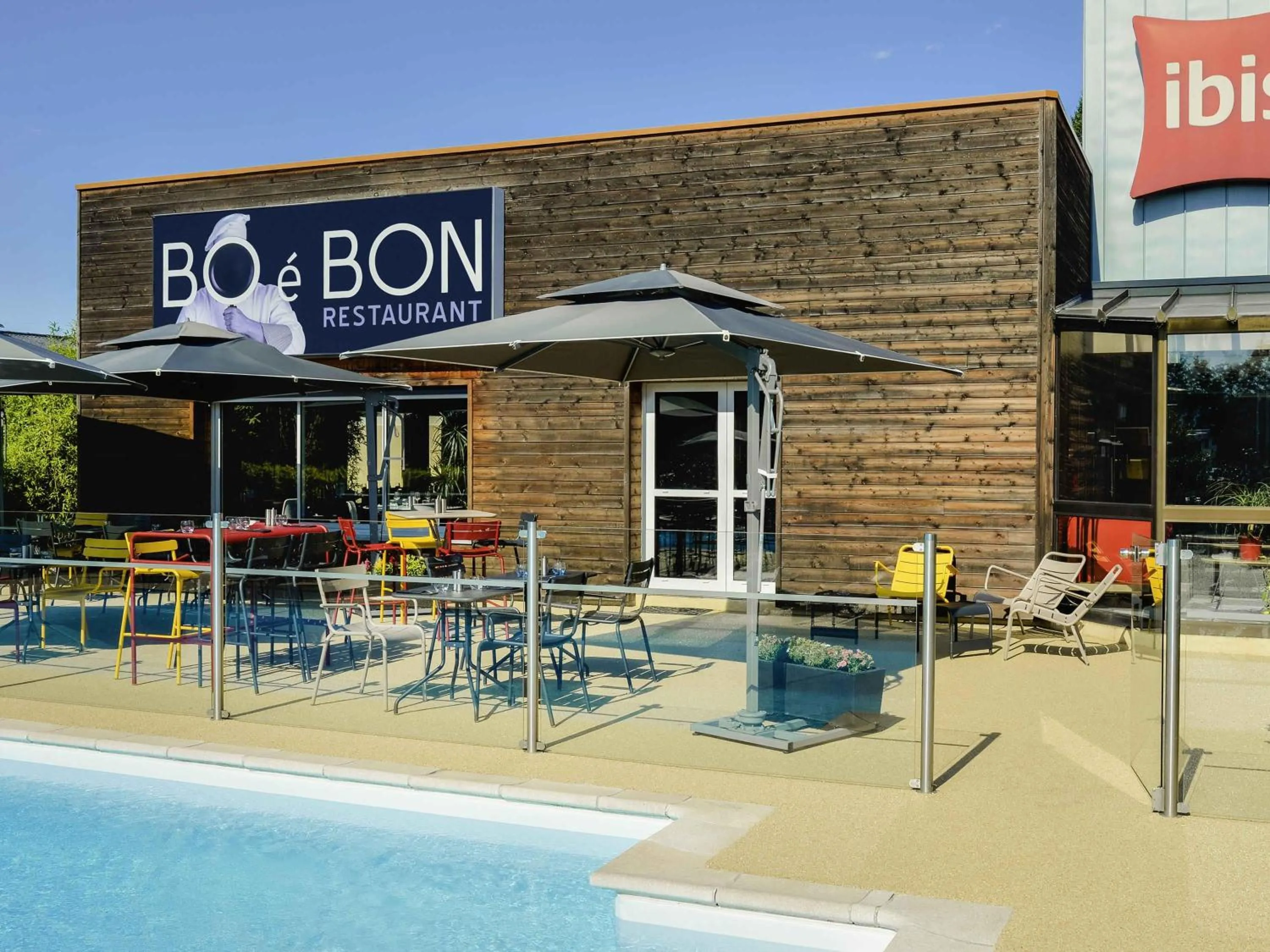 Property building in Ibis Roanne Le Coteau Hotel Restaurant