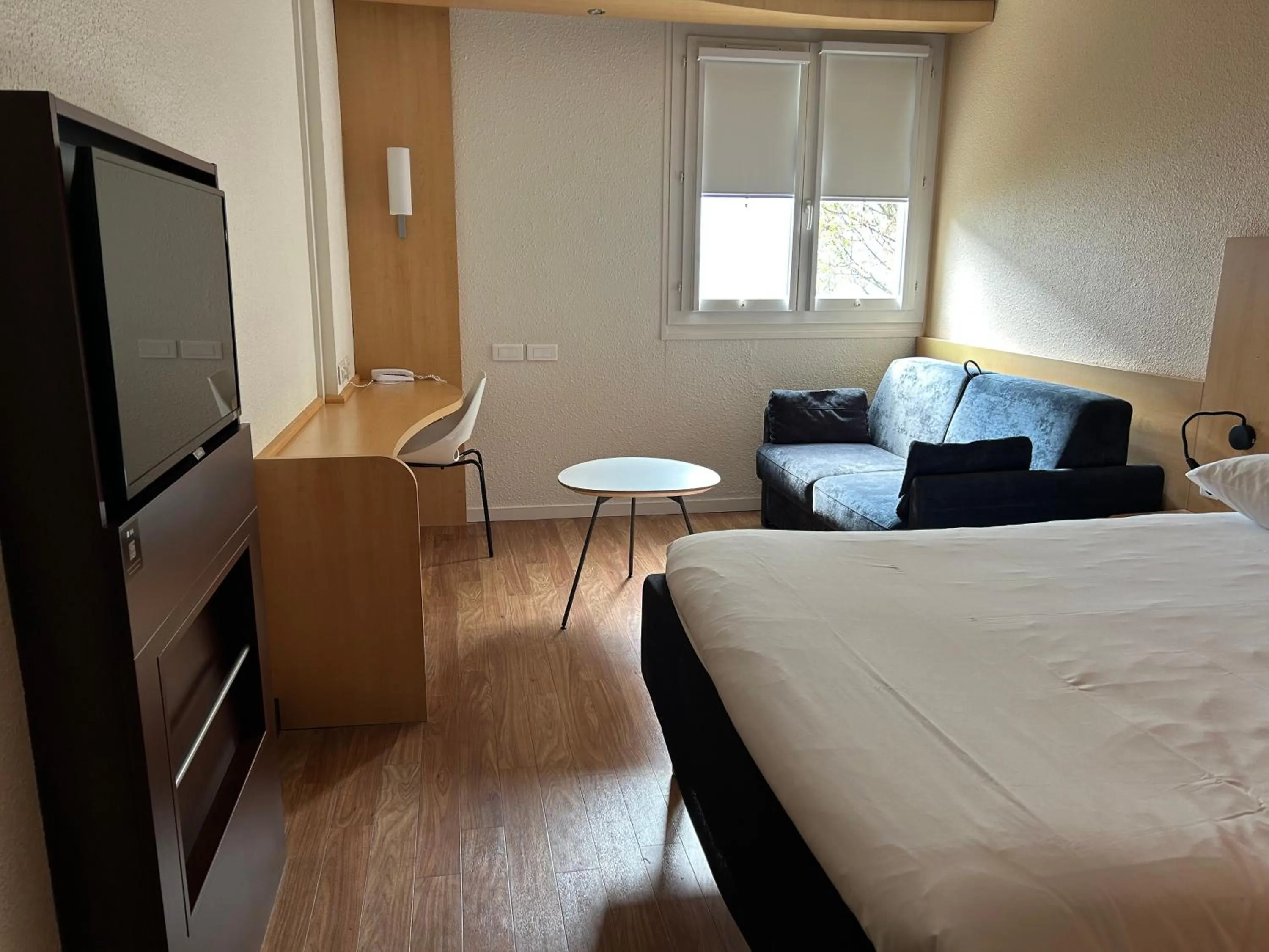 Photo of the whole room, Bed in Ibis Roanne Le Coteau Hotel Restaurant