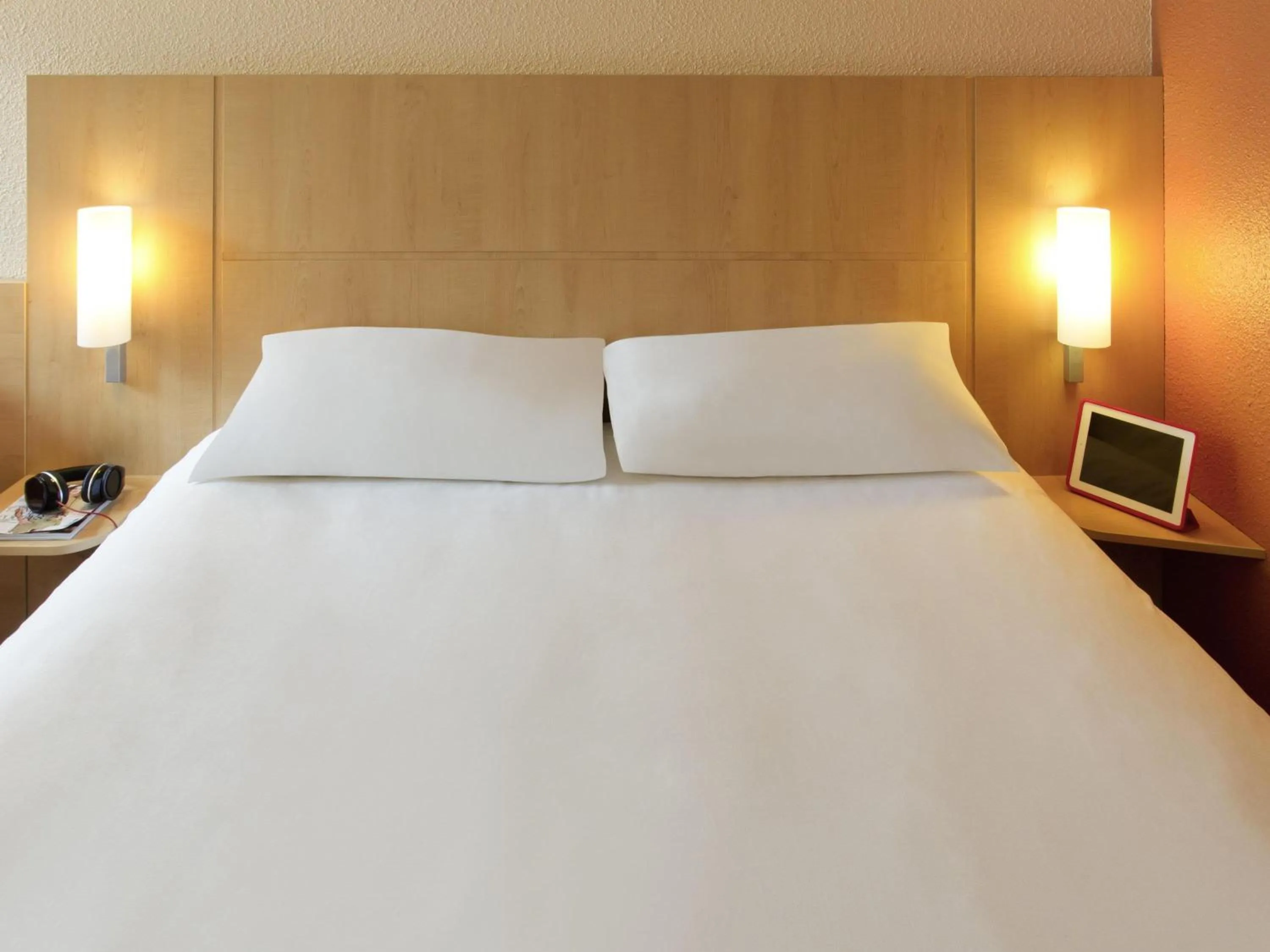 Bedroom, Bed in Ibis Roanne Le Coteau Hotel Restaurant