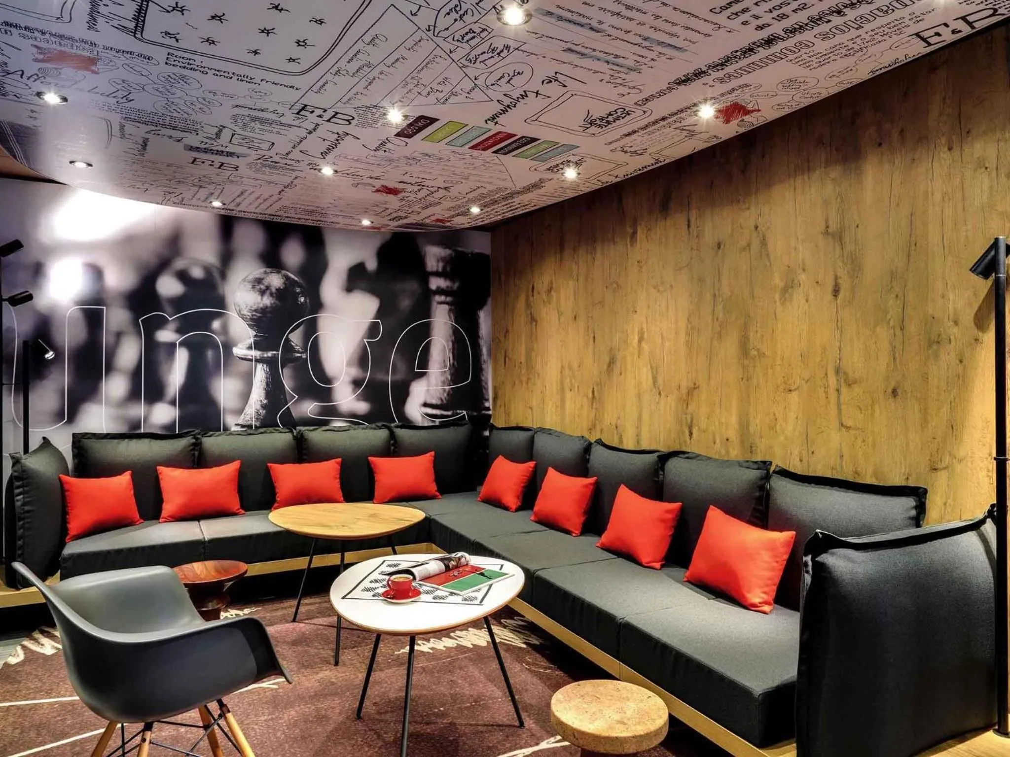 Lounge or bar in Ibis Roanne Le Coteau Hotel Restaurant