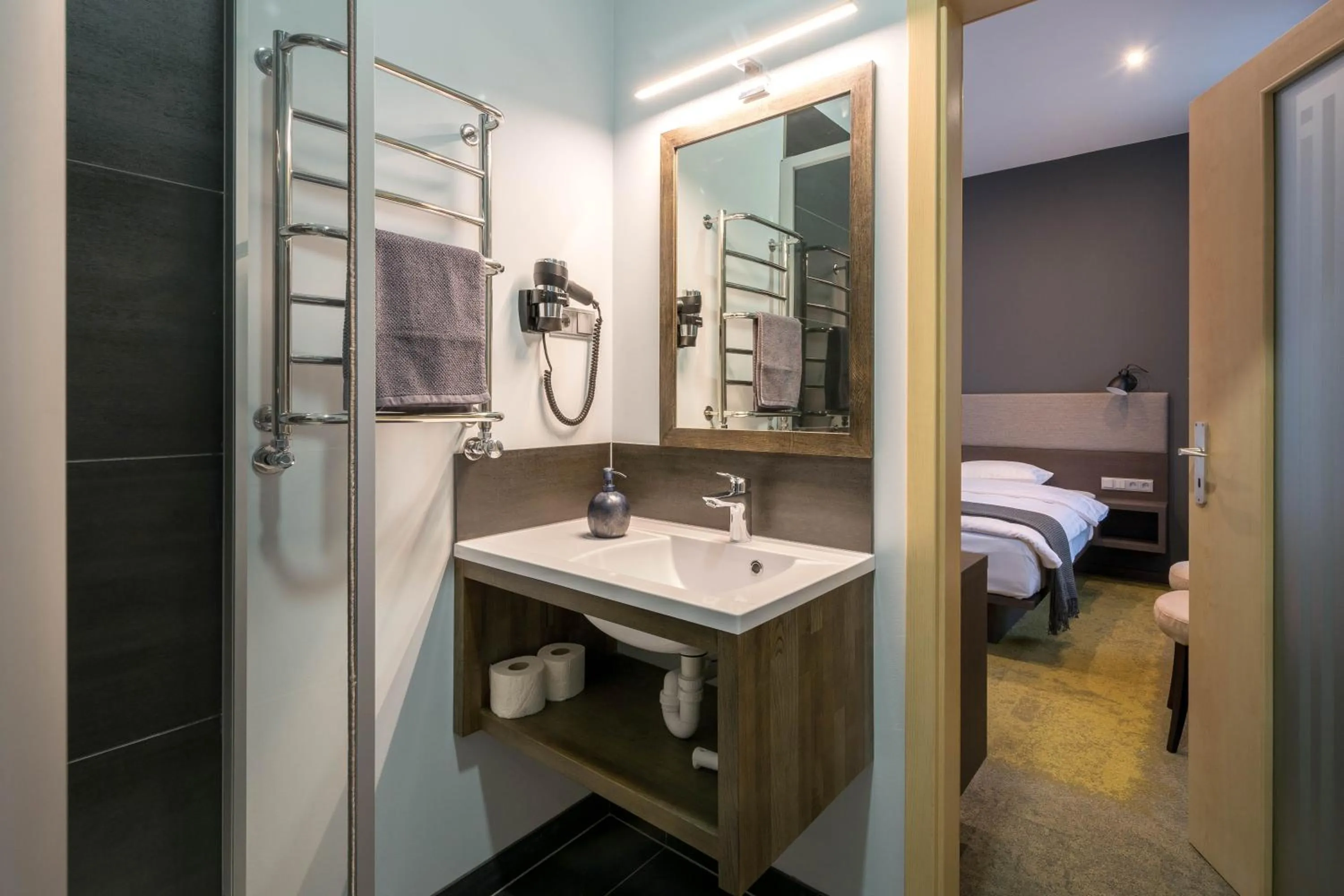 Bathroom, Bed in Hotel Kolumbs