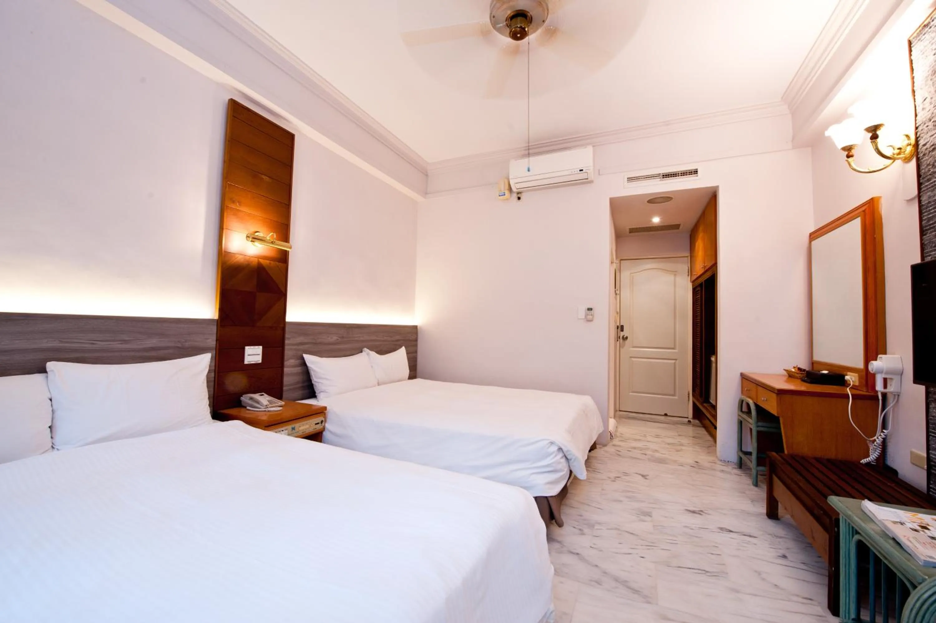 Bed in Hu Shan Hot Spring Hotel