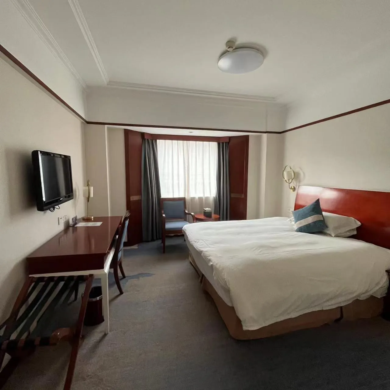 Bed in Hangzhou Xinqiao Hotel