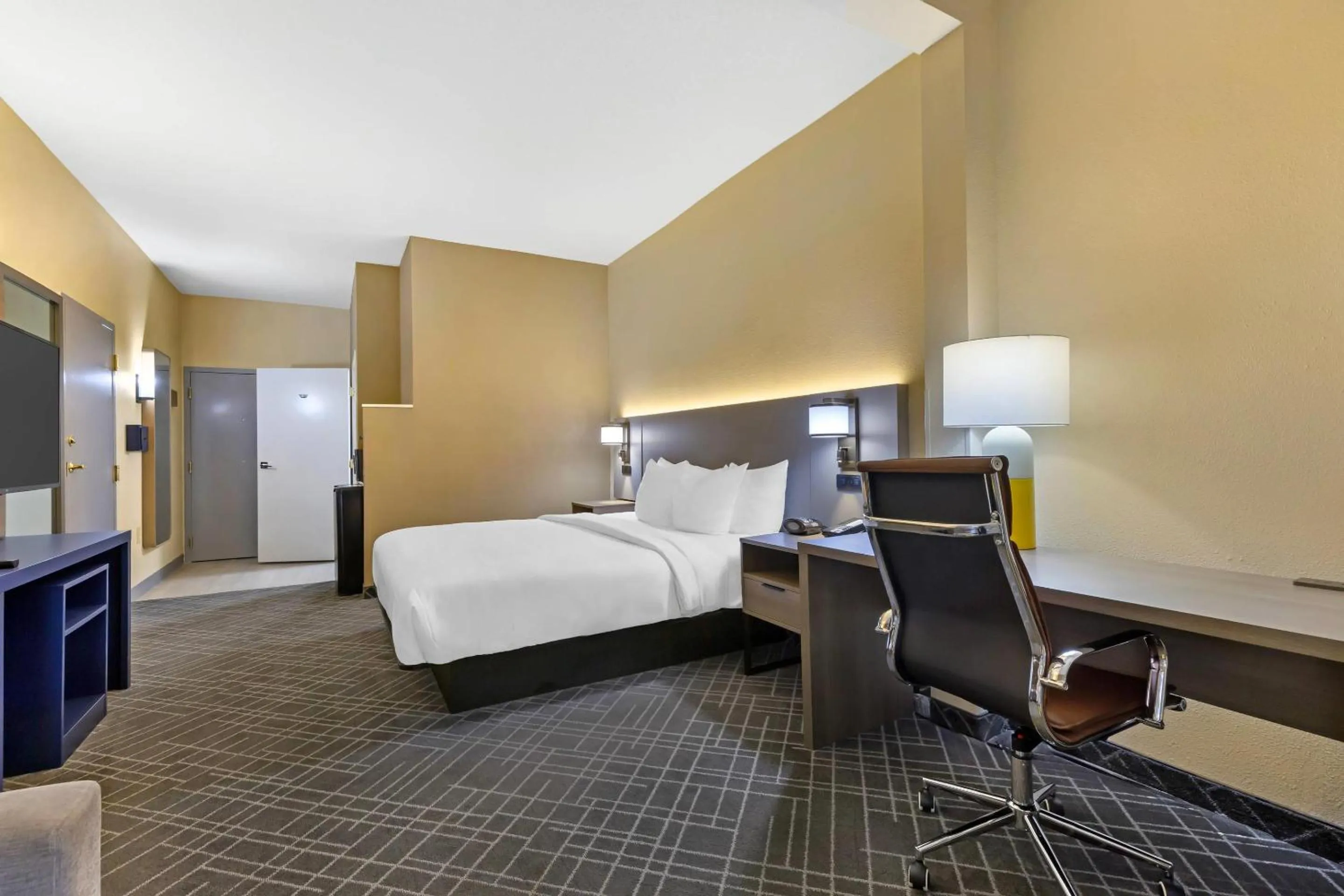 Bedroom, Bed in Comfort Suites Hanes Mall