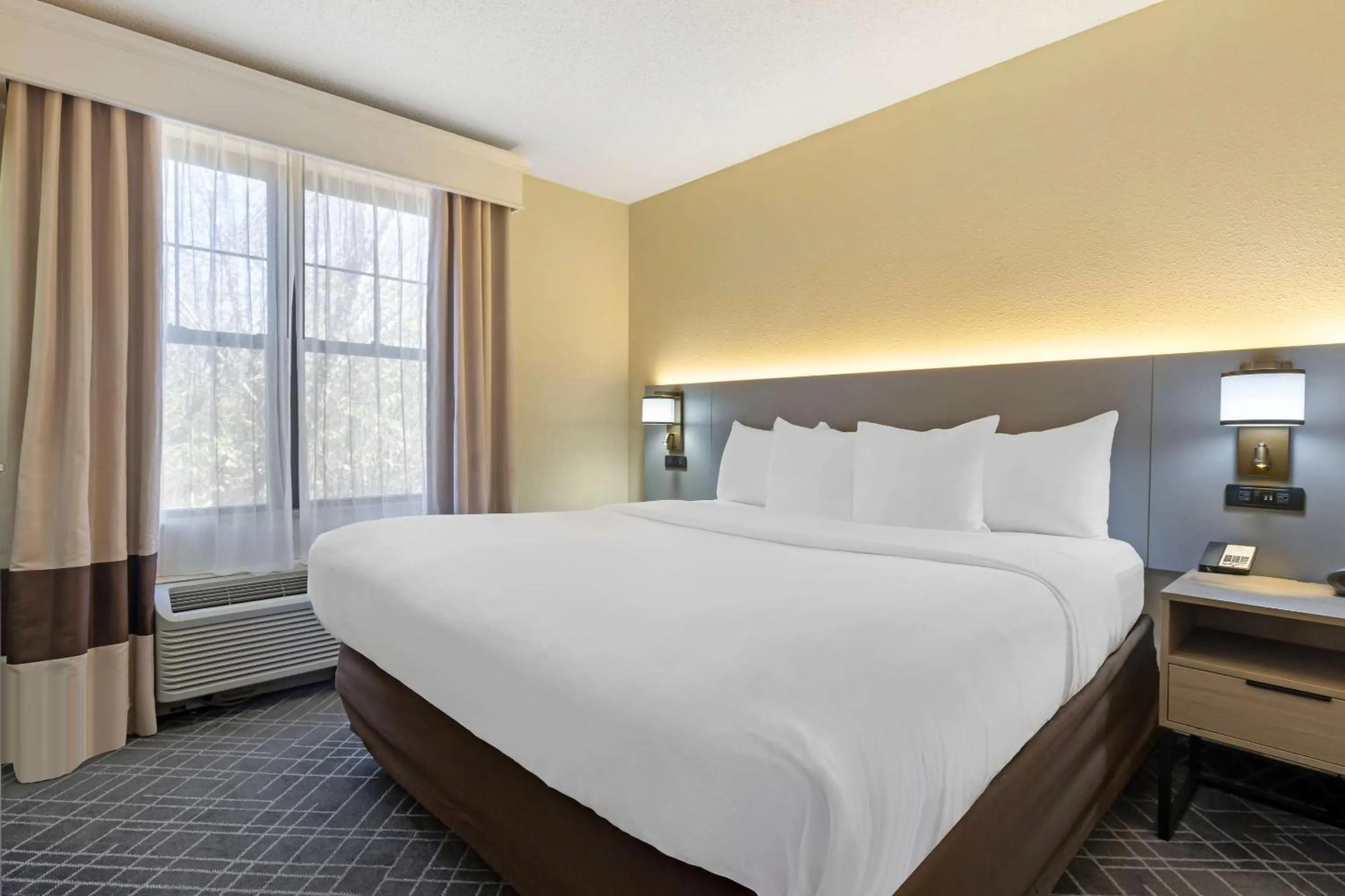 Bedroom, Bed in Comfort Suites Hanes Mall