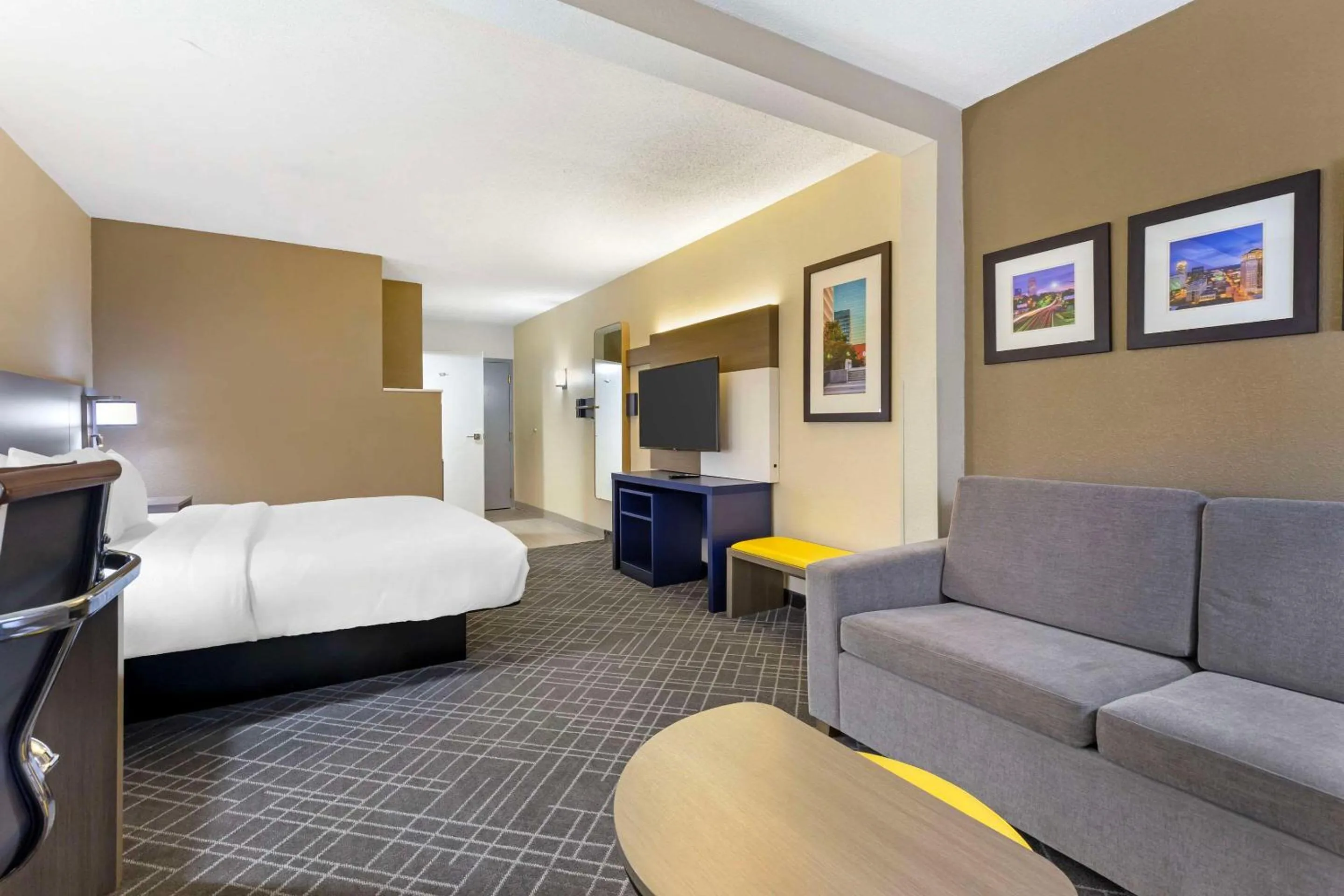 Bedroom, Bed in Comfort Suites Hanes Mall