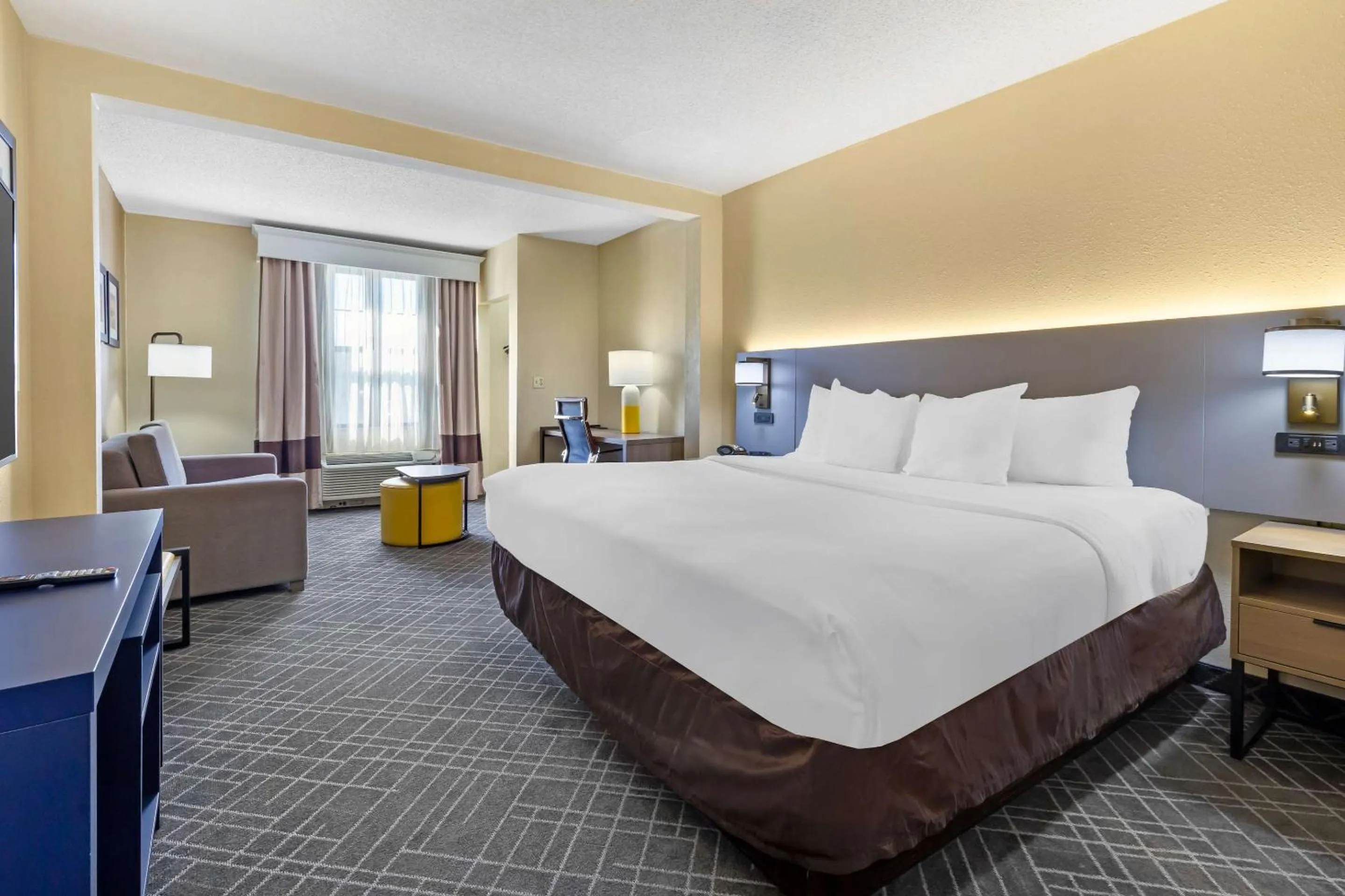 Bedroom, Bed in Comfort Suites Hanes Mall