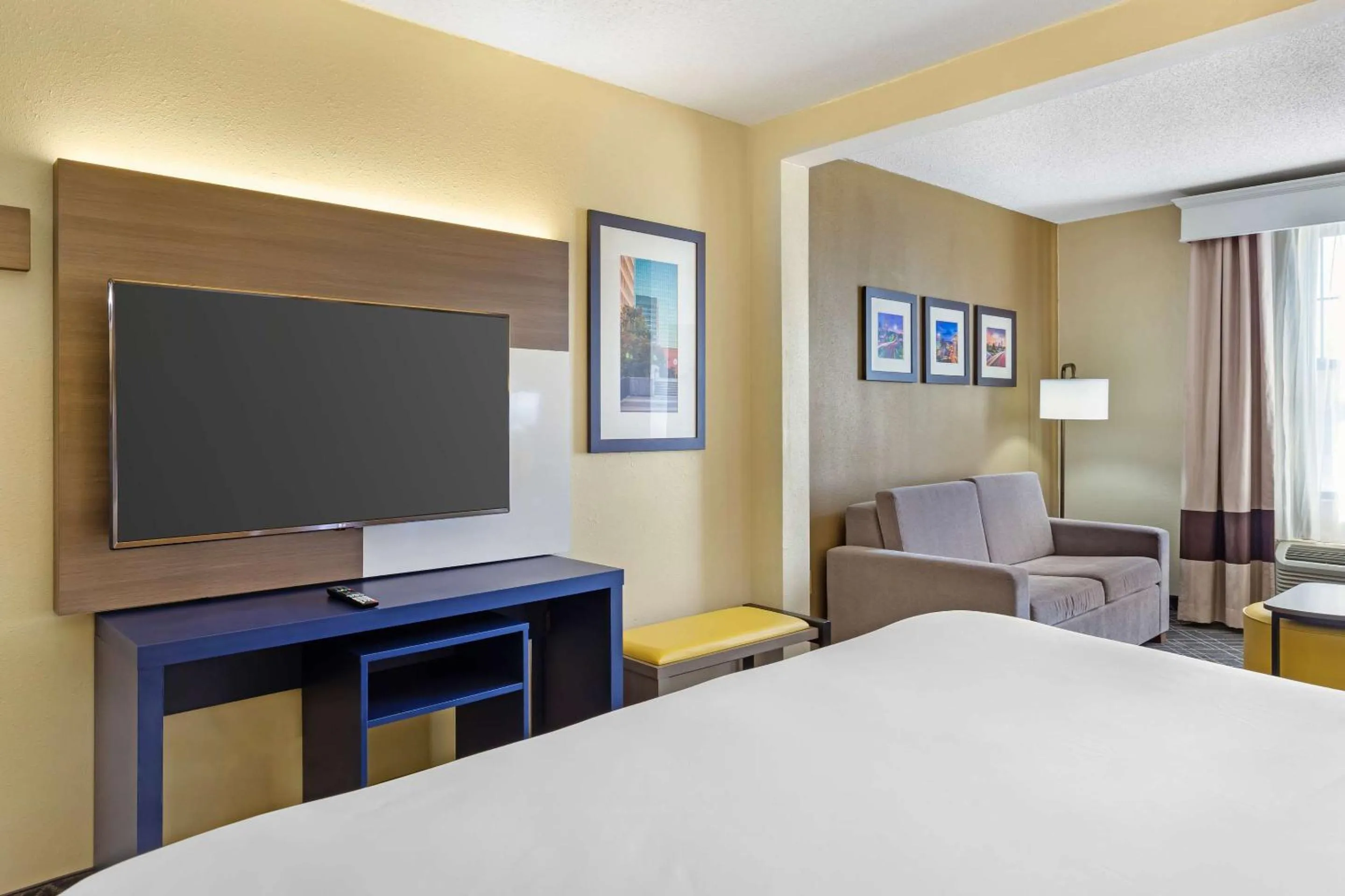 Bedroom, Bed in Comfort Suites Hanes Mall