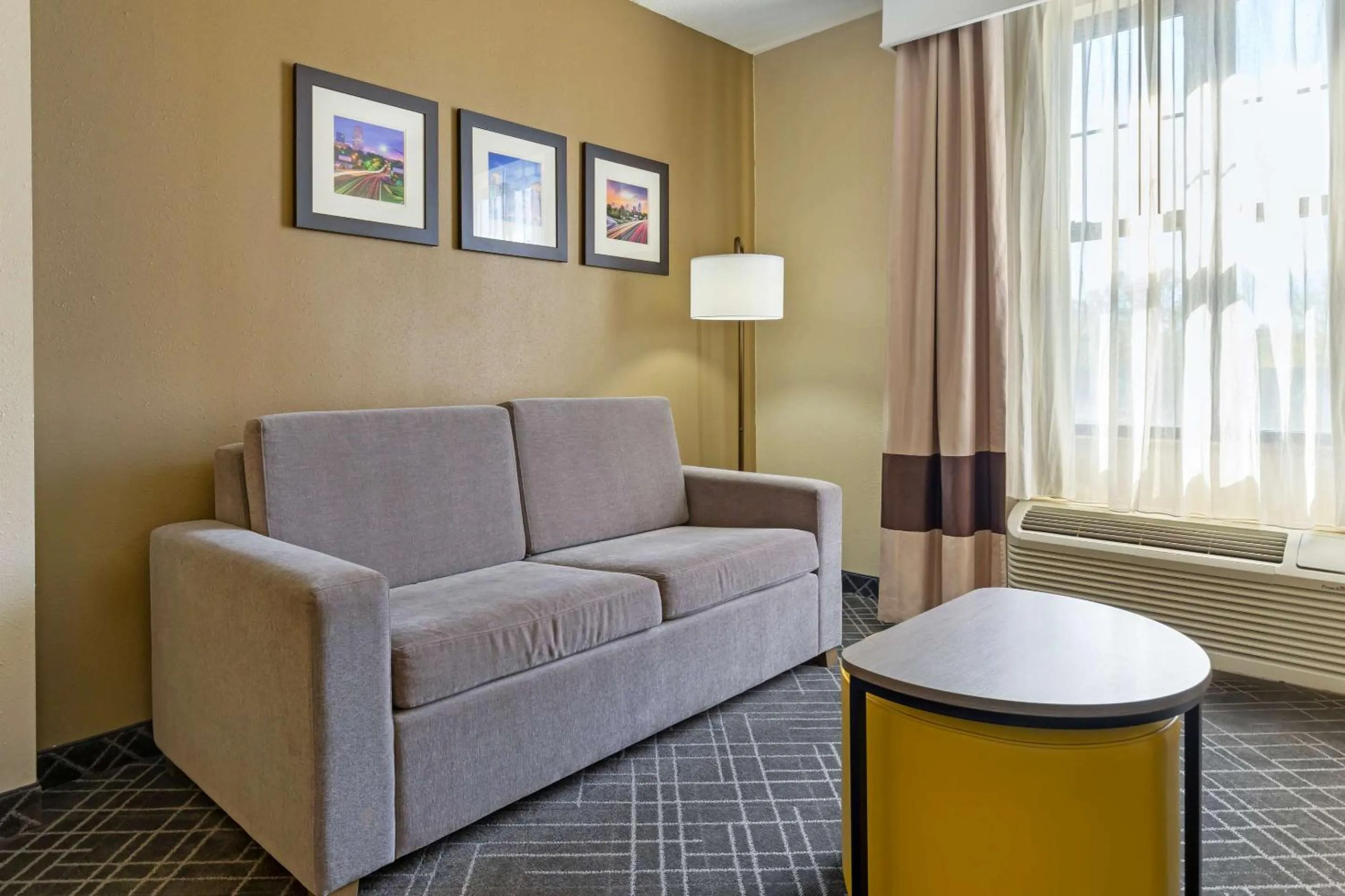 Bedroom in Comfort Suites Hanes Mall