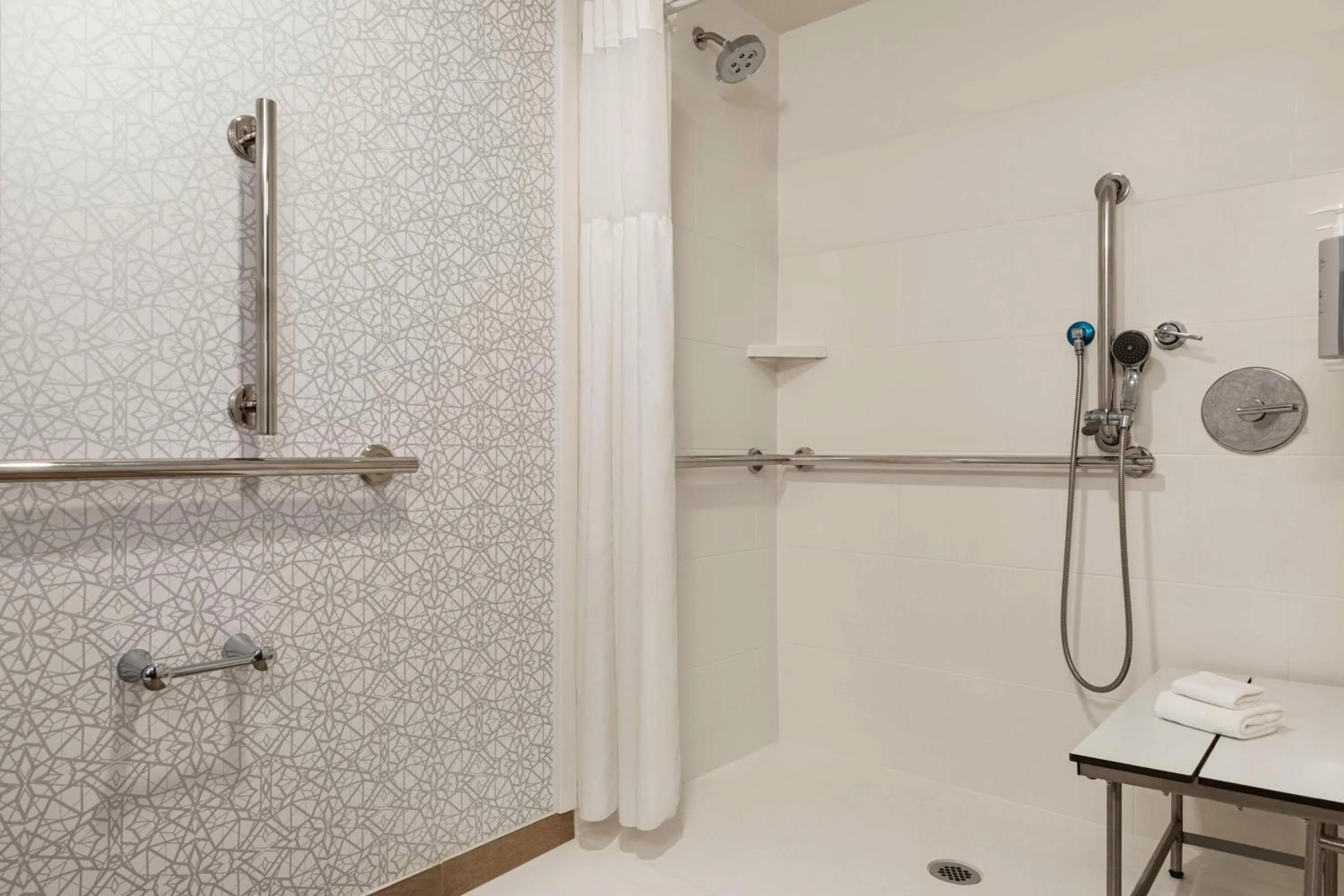 Bathroom in Hampton Inn Waynesboro/Stuarts Draft