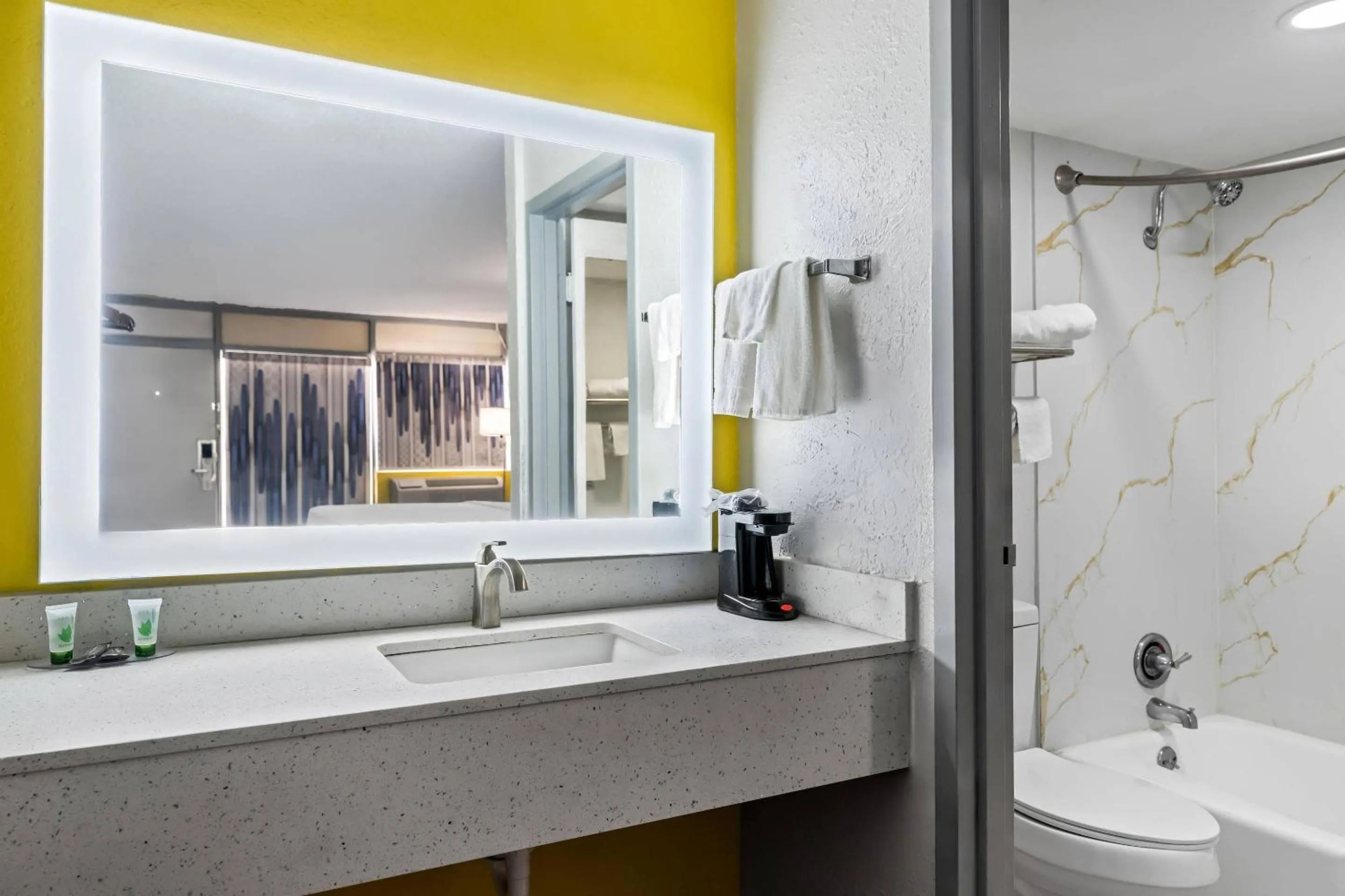 Bedroom in Econo Lodge Carlsbad Caverns Area