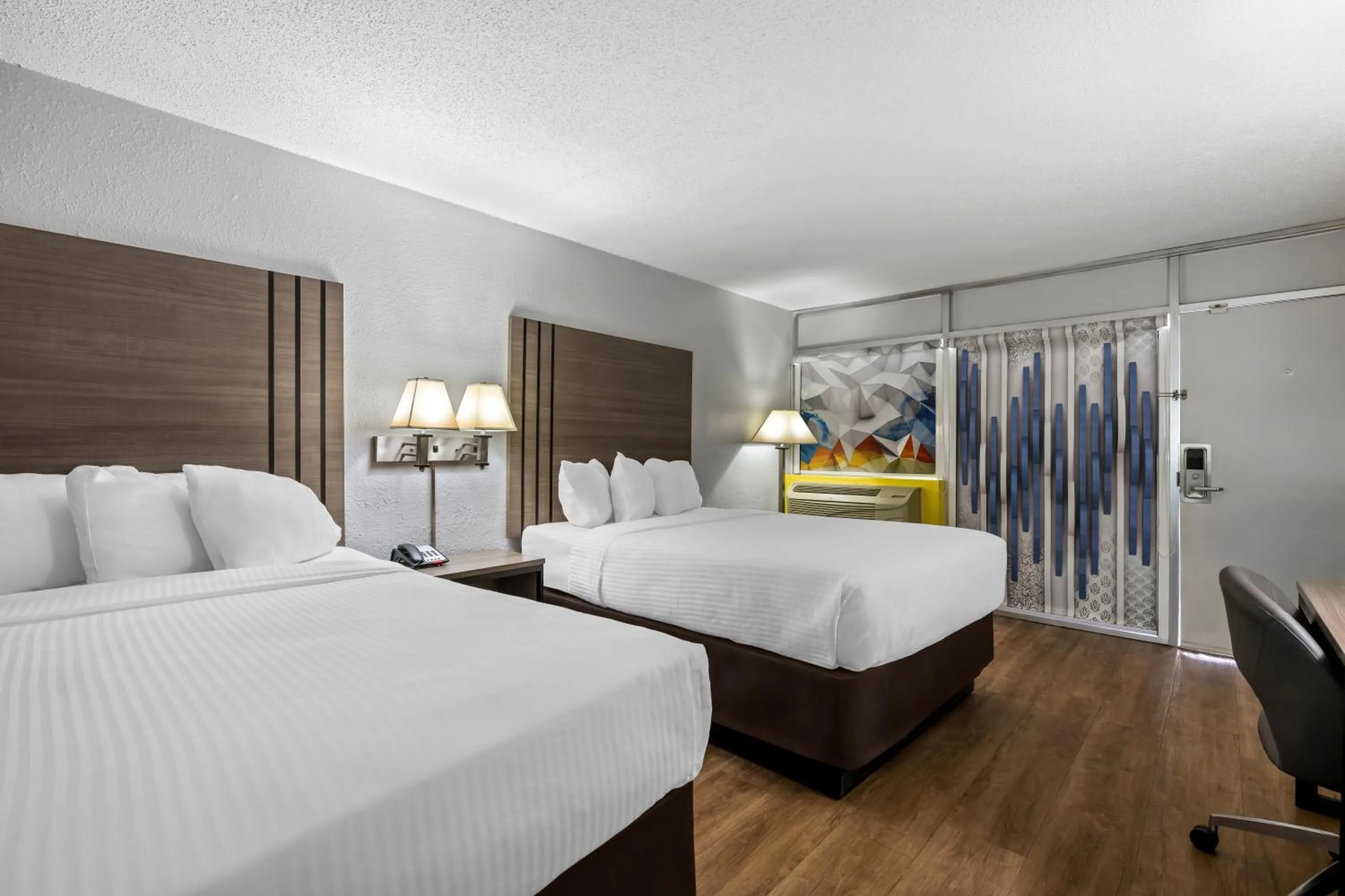 Bed in Econo Lodge Carlsbad Caverns Area