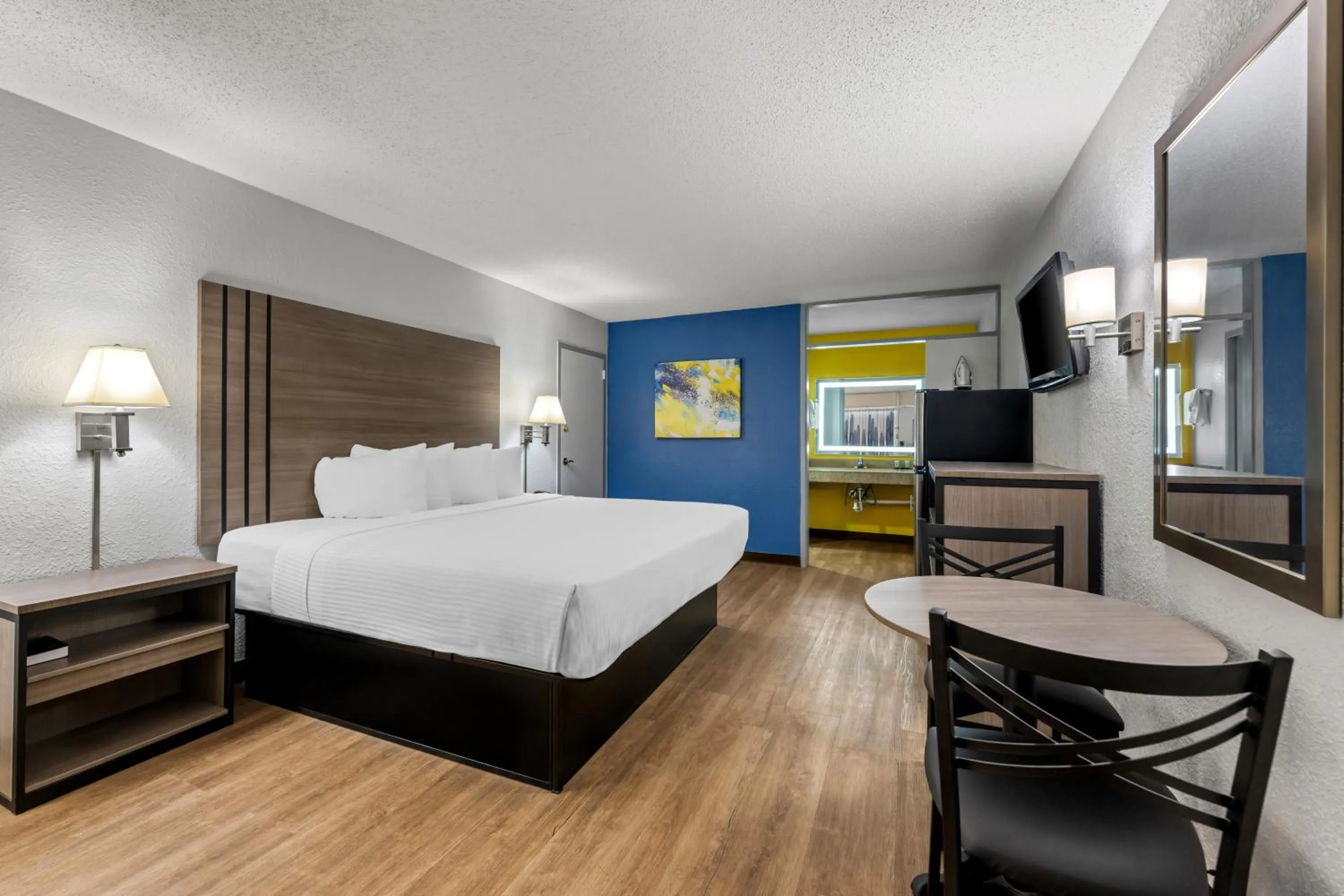 Bed in Econo Lodge Carlsbad Caverns Area