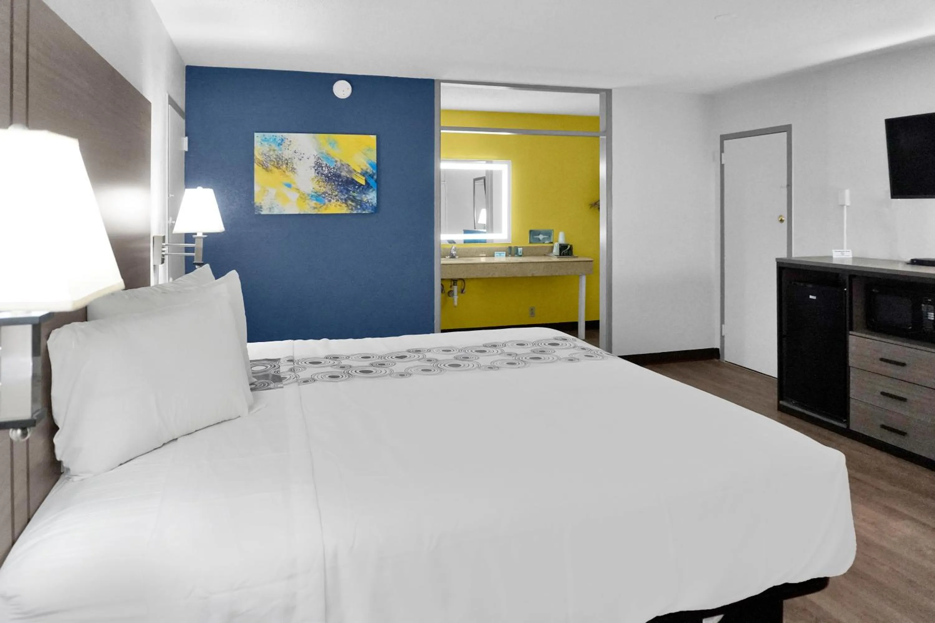 Bed in Econo Lodge Carlsbad Caverns Area