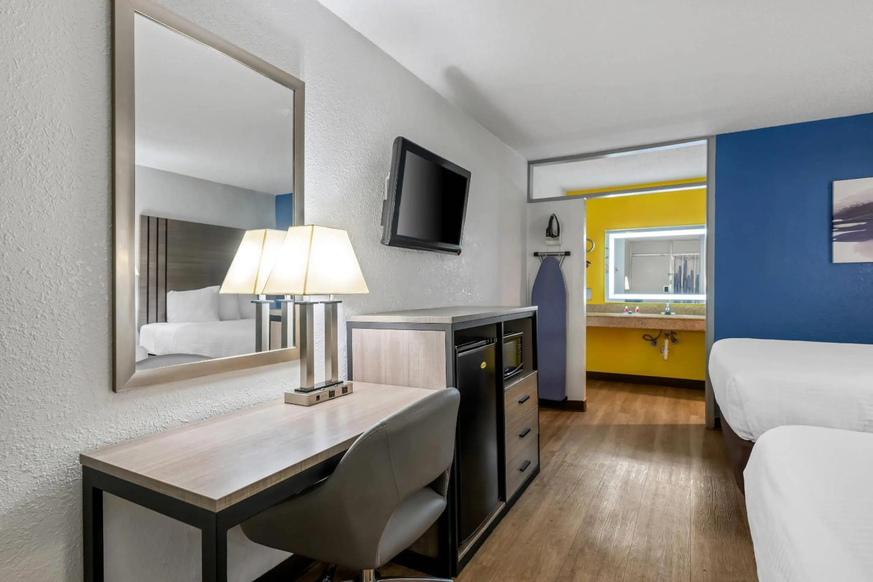 Bedroom, Bed in Econo Lodge Carlsbad Caverns Area