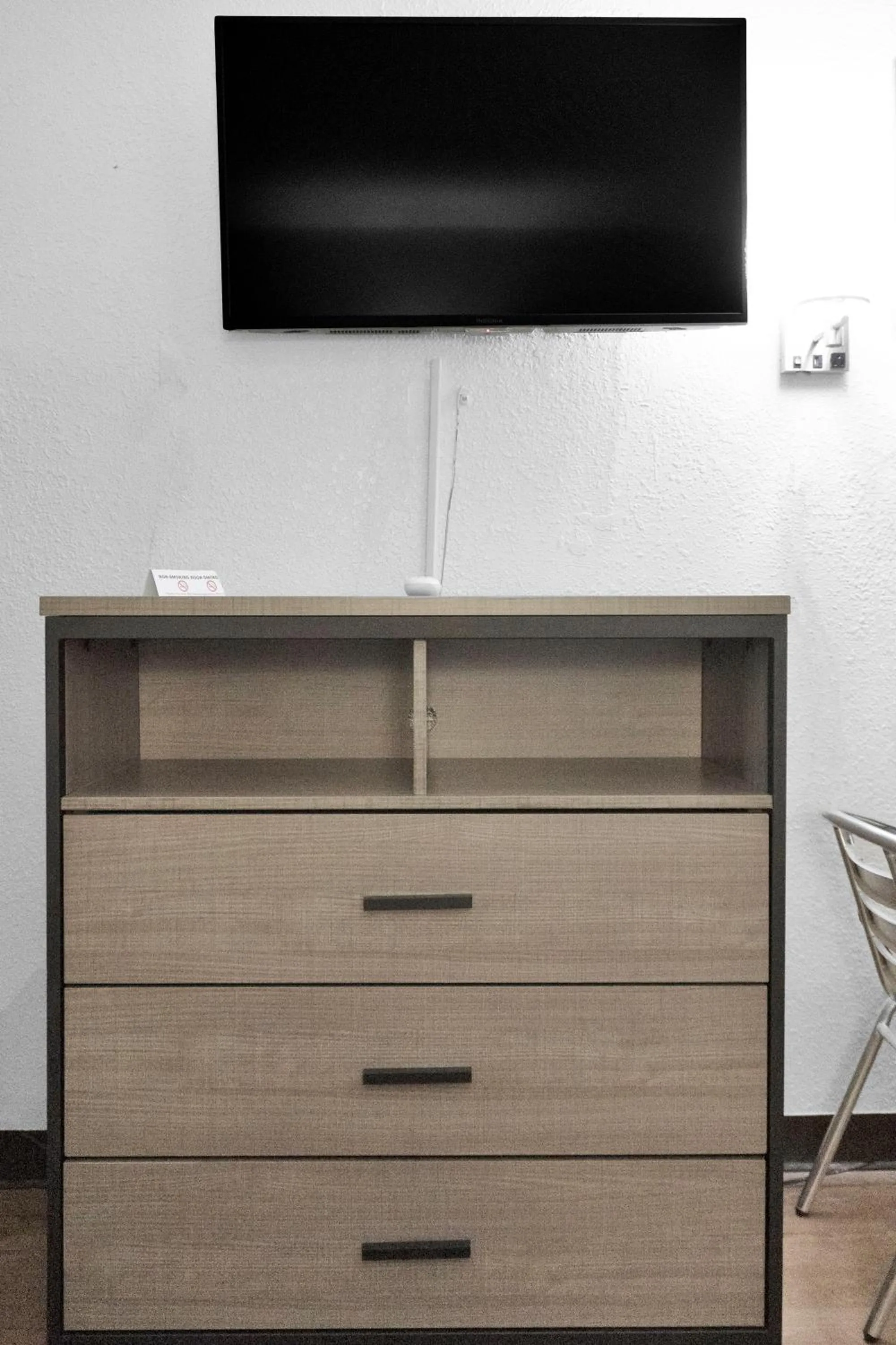 TV and multimedia in Econo Lodge Carlsbad Caverns Area