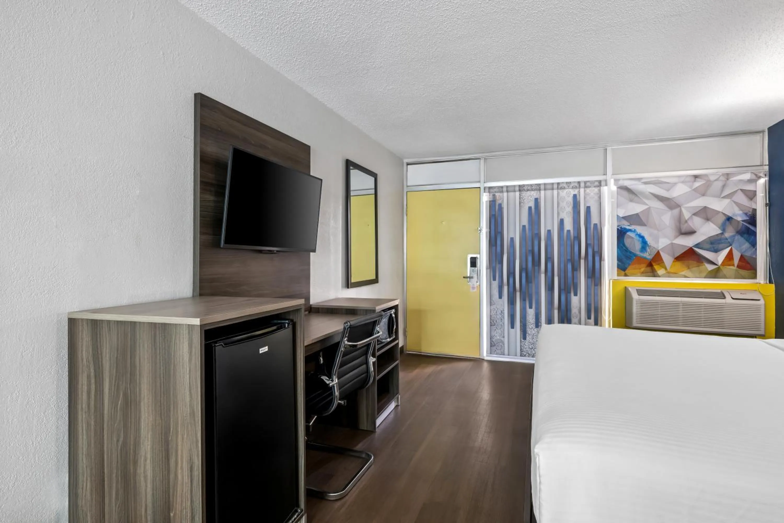 Bed in Econo Lodge Carlsbad Caverns Area