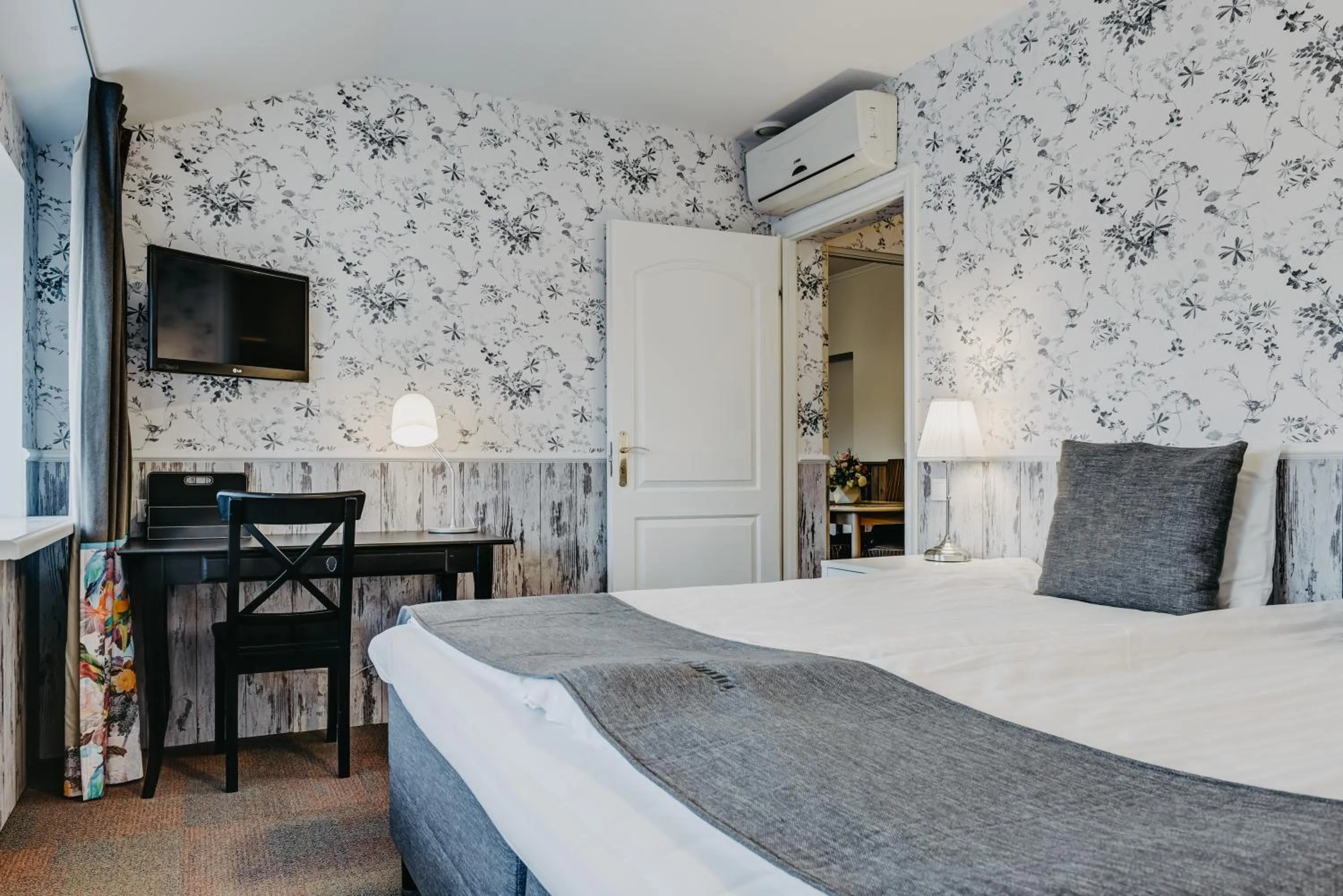 Bedroom, Bed in Wolmar