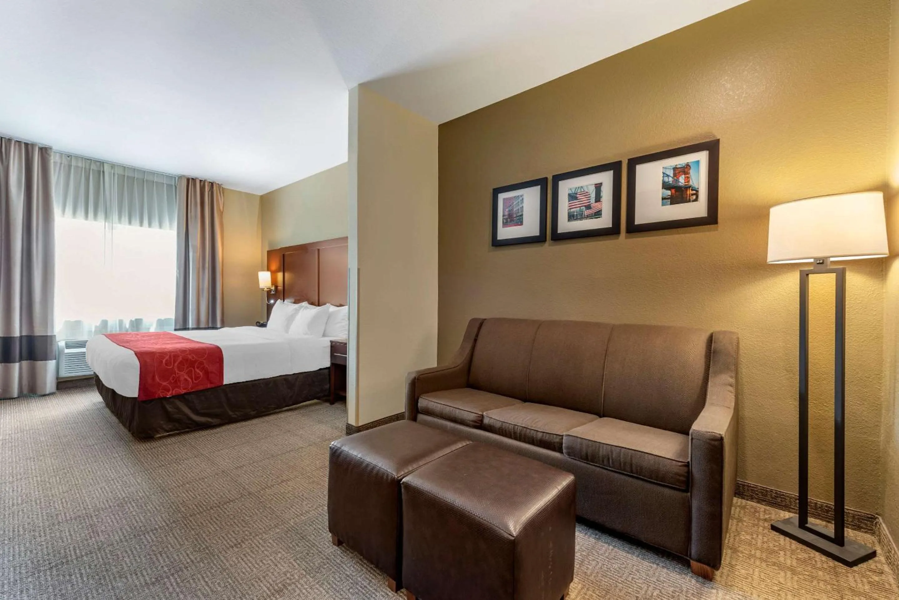Photo of the whole room, Bed in Comfort Suites Mason near Kings Island