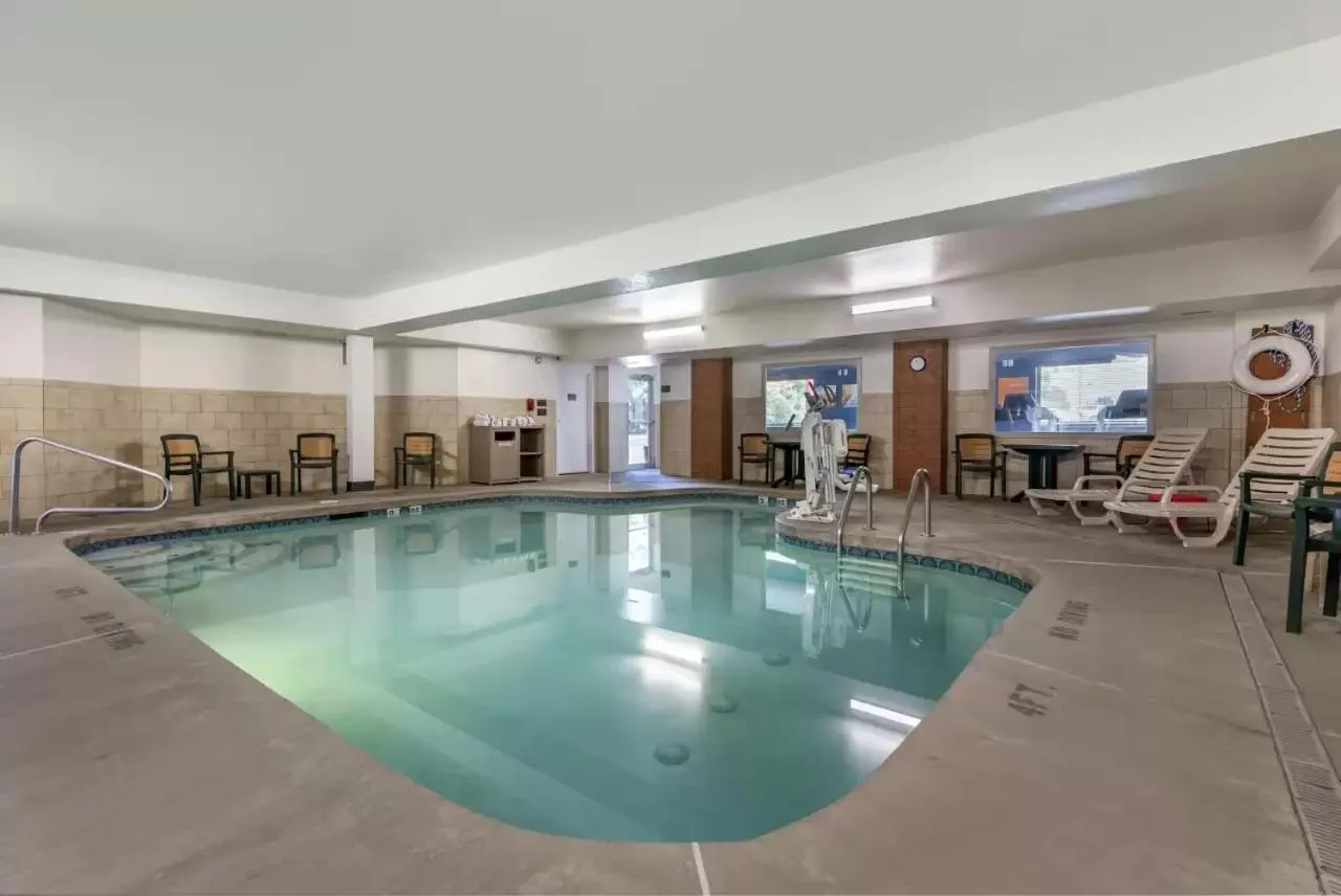 Swimming pool in Comfort Suites Mason near Kings Island
