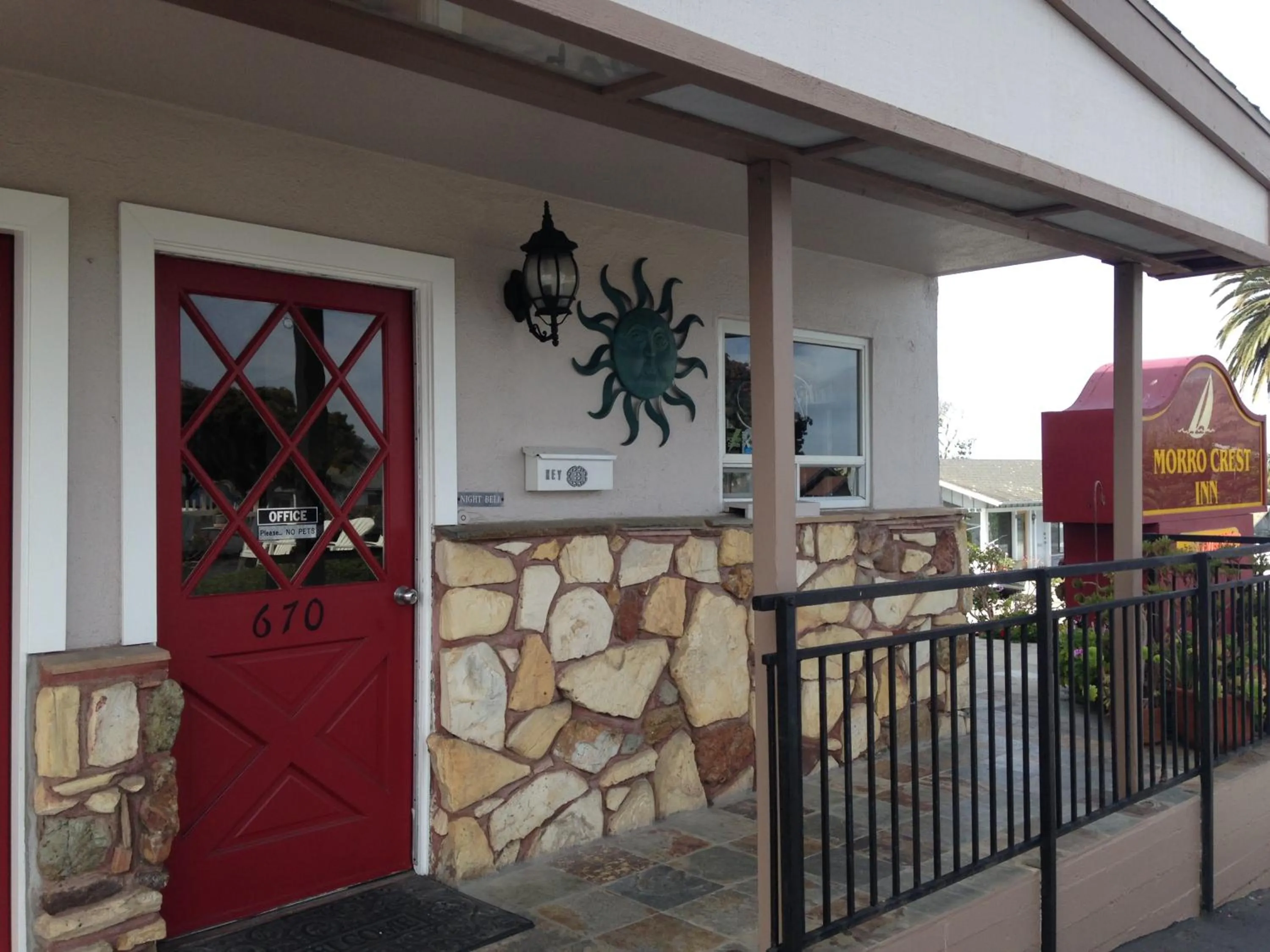 Facade/entrance in Morro Crest Inn