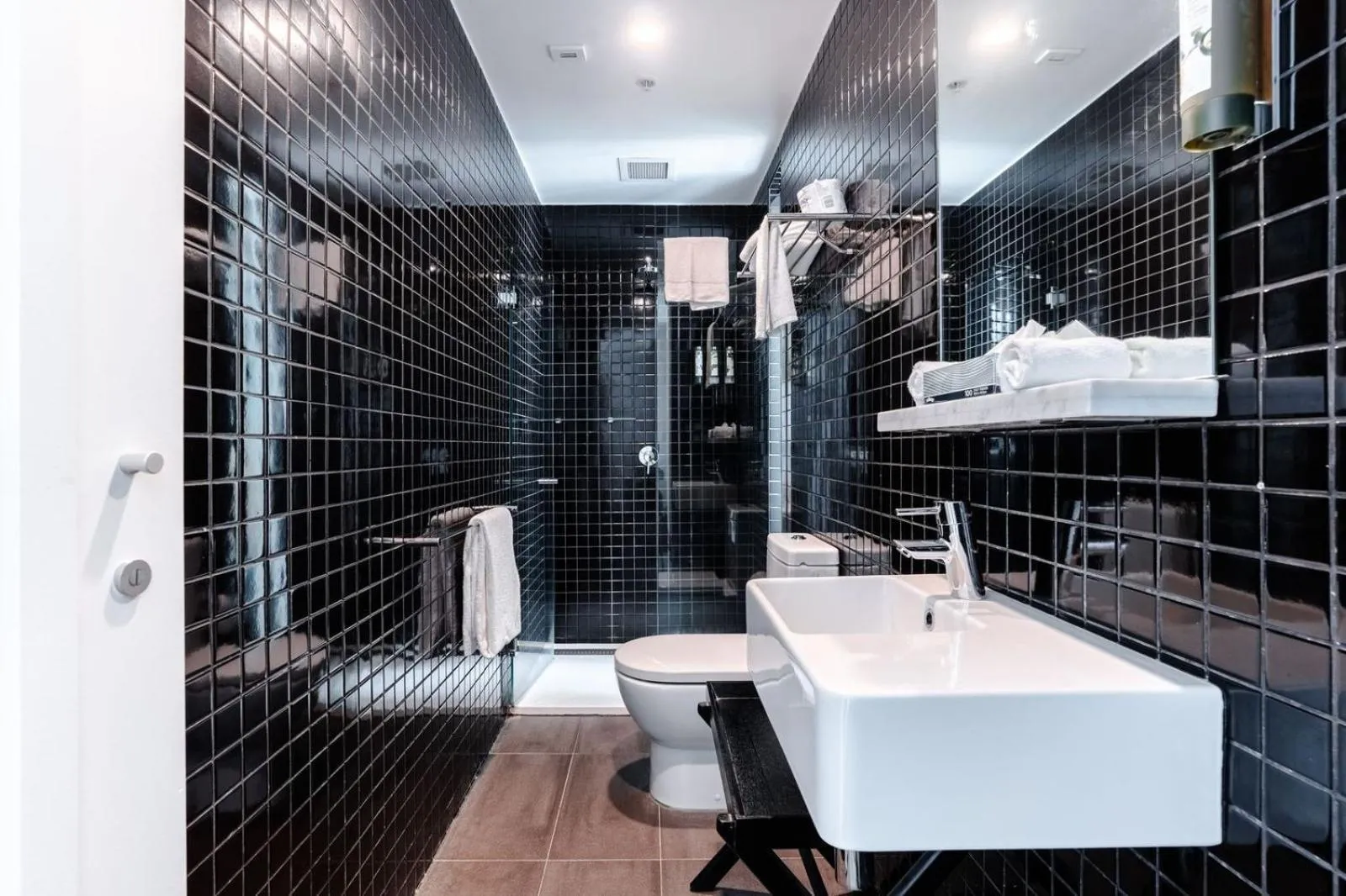 Bathroom in Middle Park Hotel