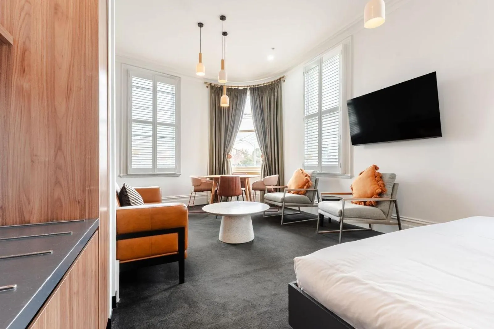 Seating area, Bed in Middle Park Hotel