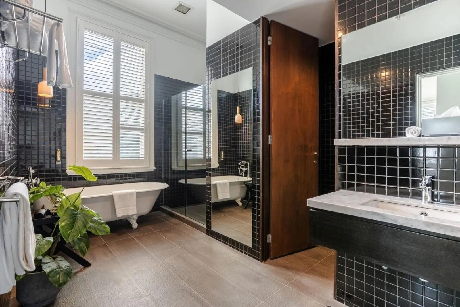 Bathroom in Middle Park Hotel