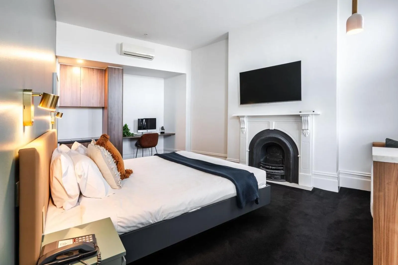 Bed in Middle Park Hotel