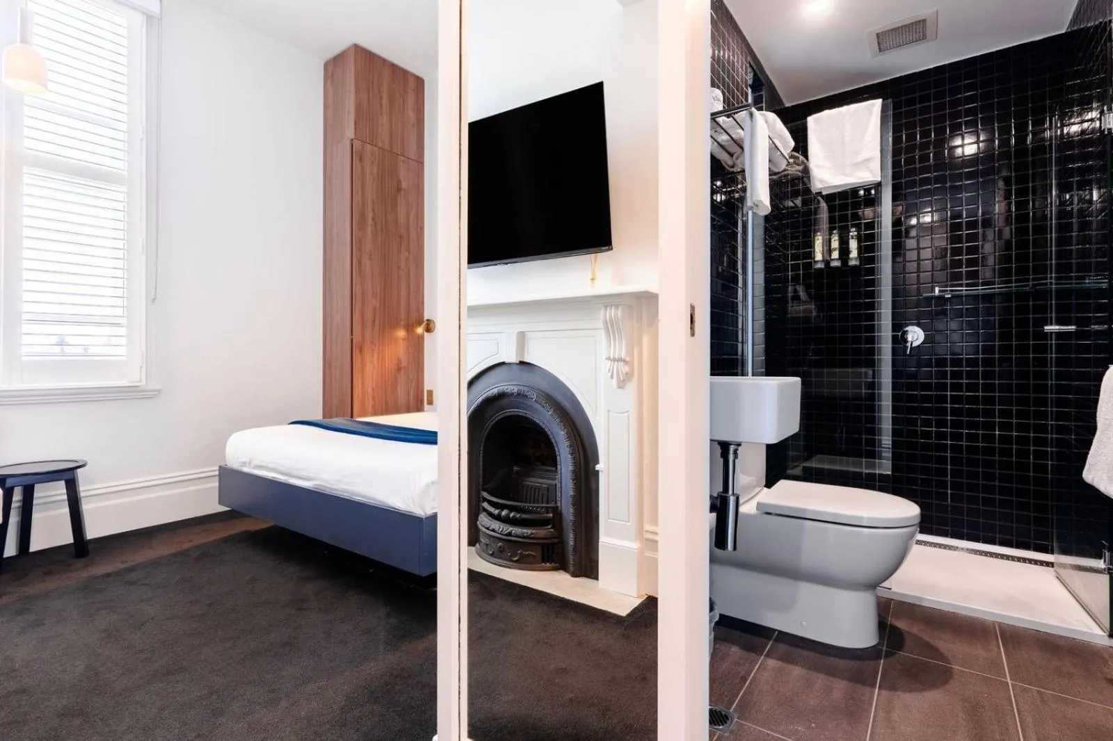 Bathroom, Bed in Middle Park Hotel