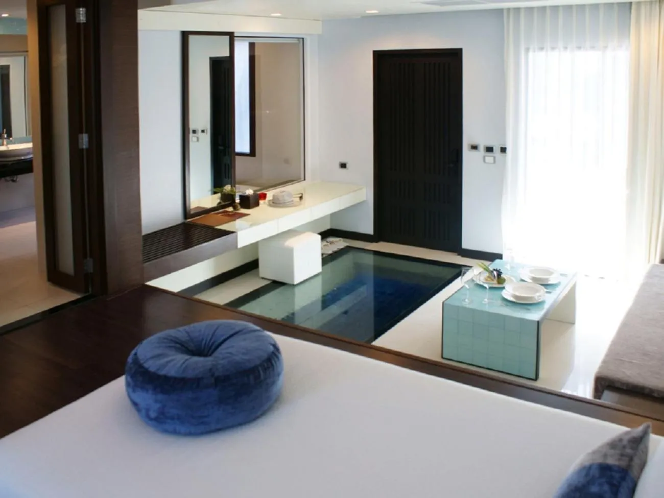 Bedroom, Bed in Z Through By The Zign