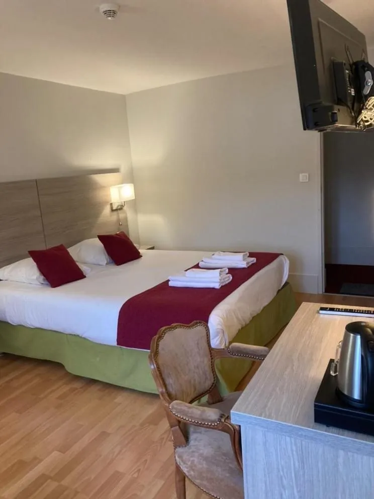 Bed in Hôtel de la Poste