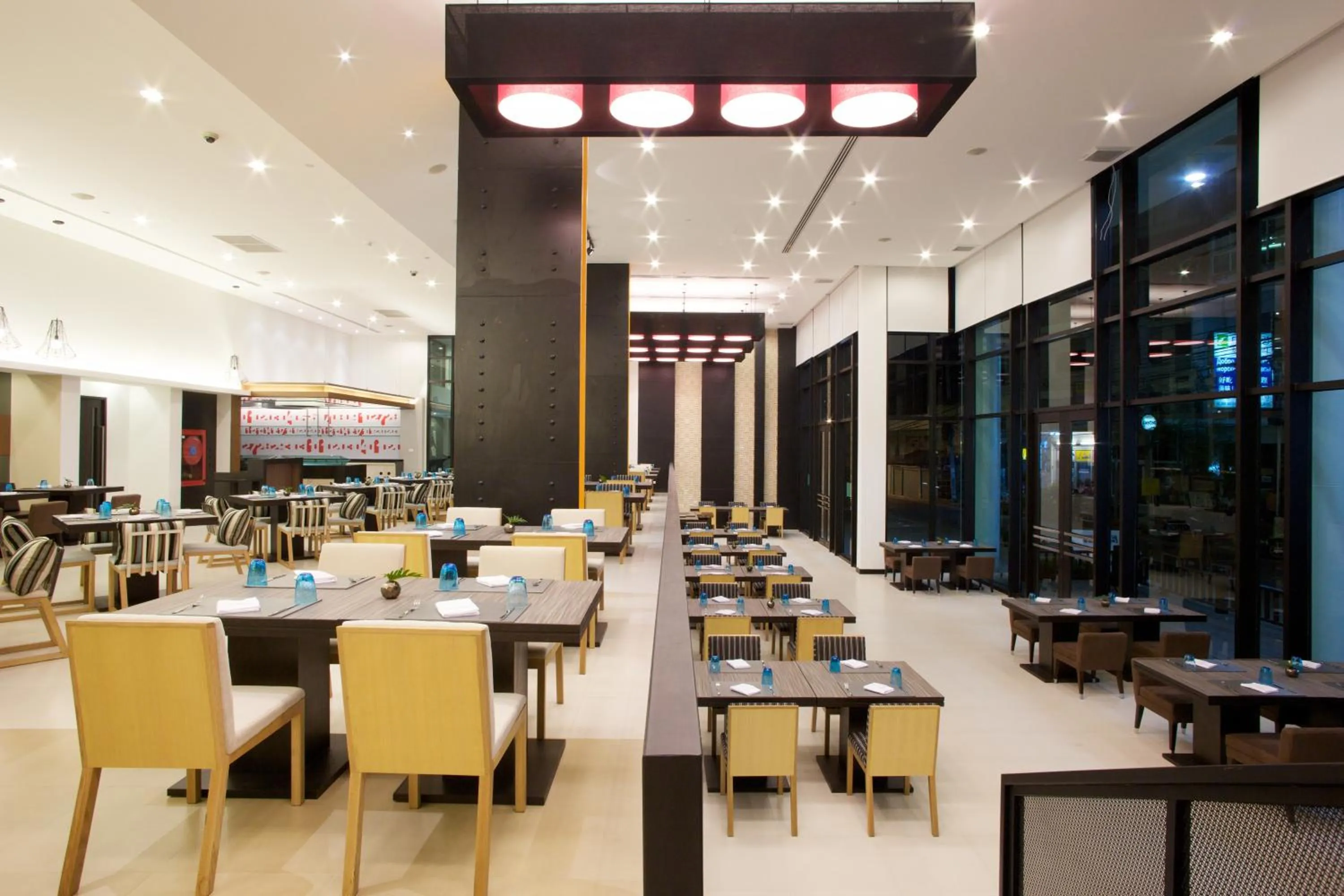 Restaurant/places to eat in Tsix5 Hotel