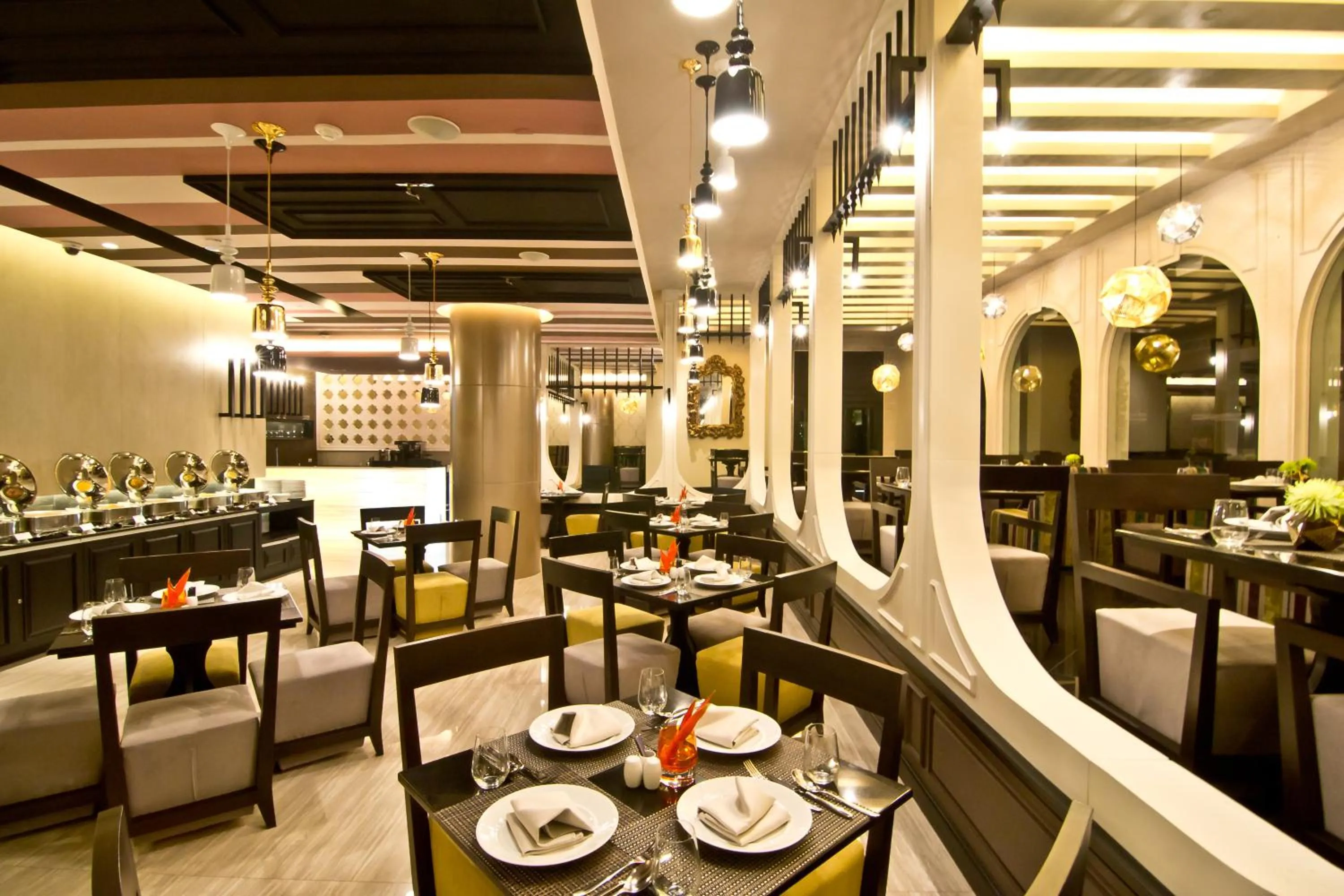 Restaurant/places to eat in Tsix5 Hotel