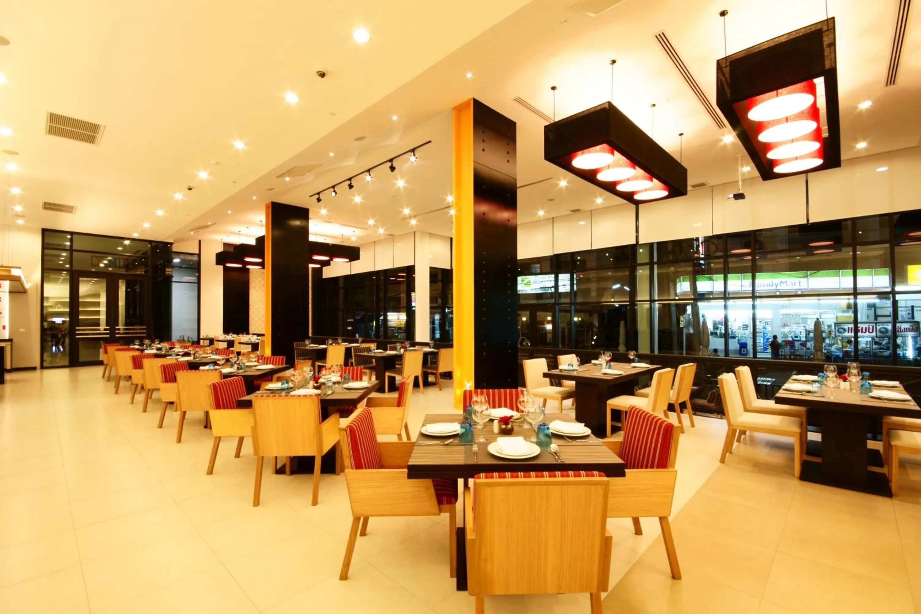 Restaurant/places to eat in Tsix5 Hotel