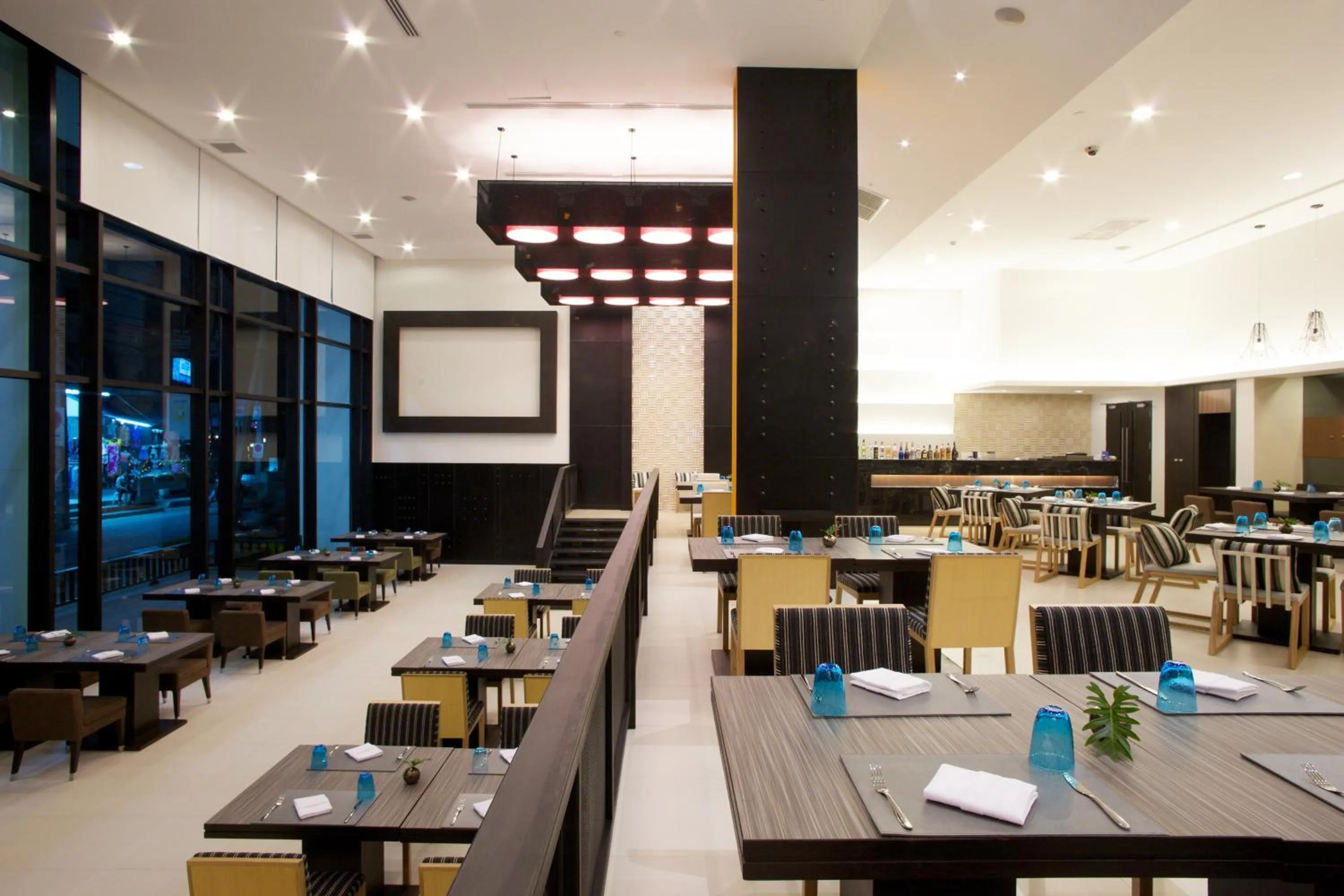 Restaurant/places to eat in Tsix5 Hotel
