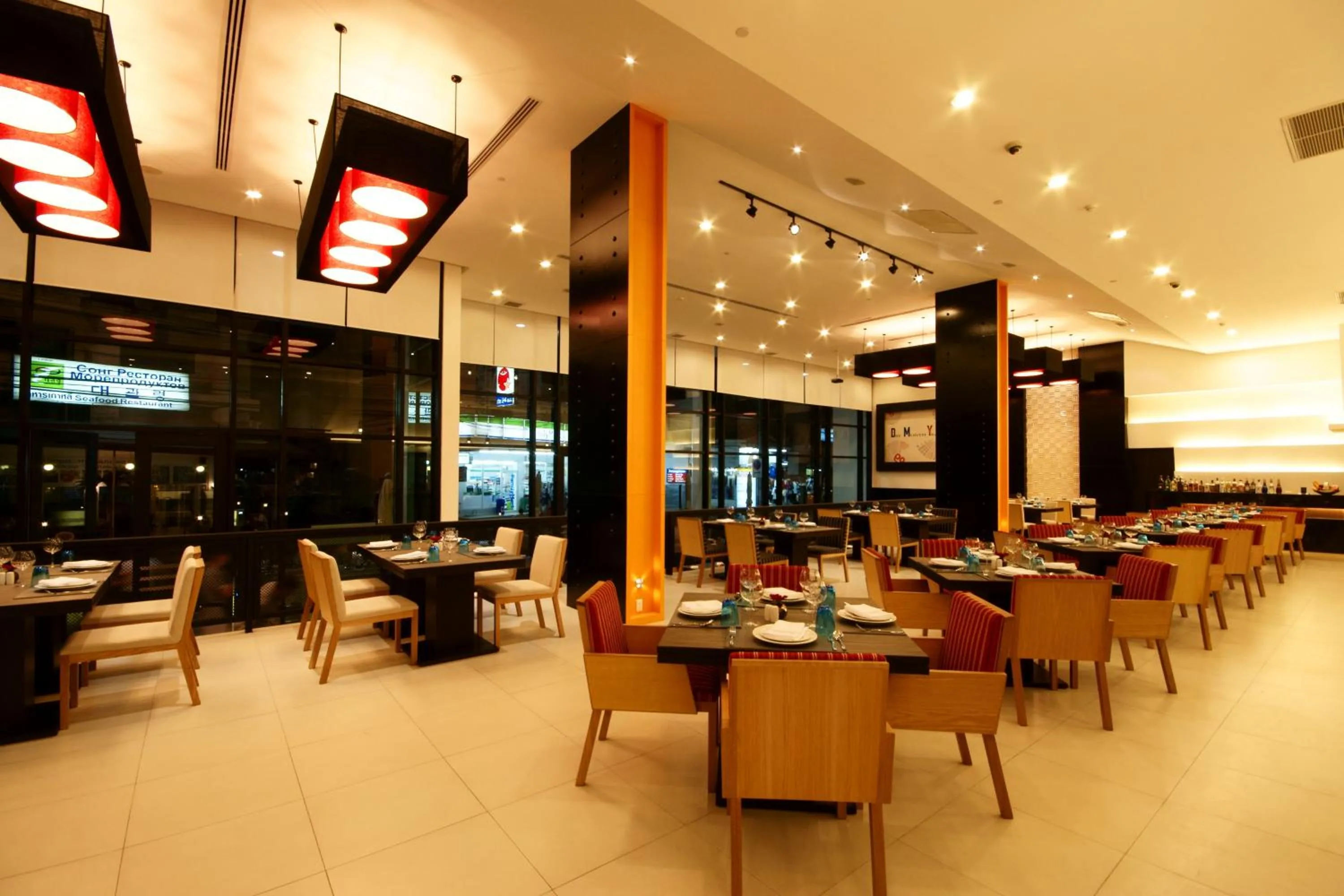 Restaurant/places to eat in Tsix5 Hotel
