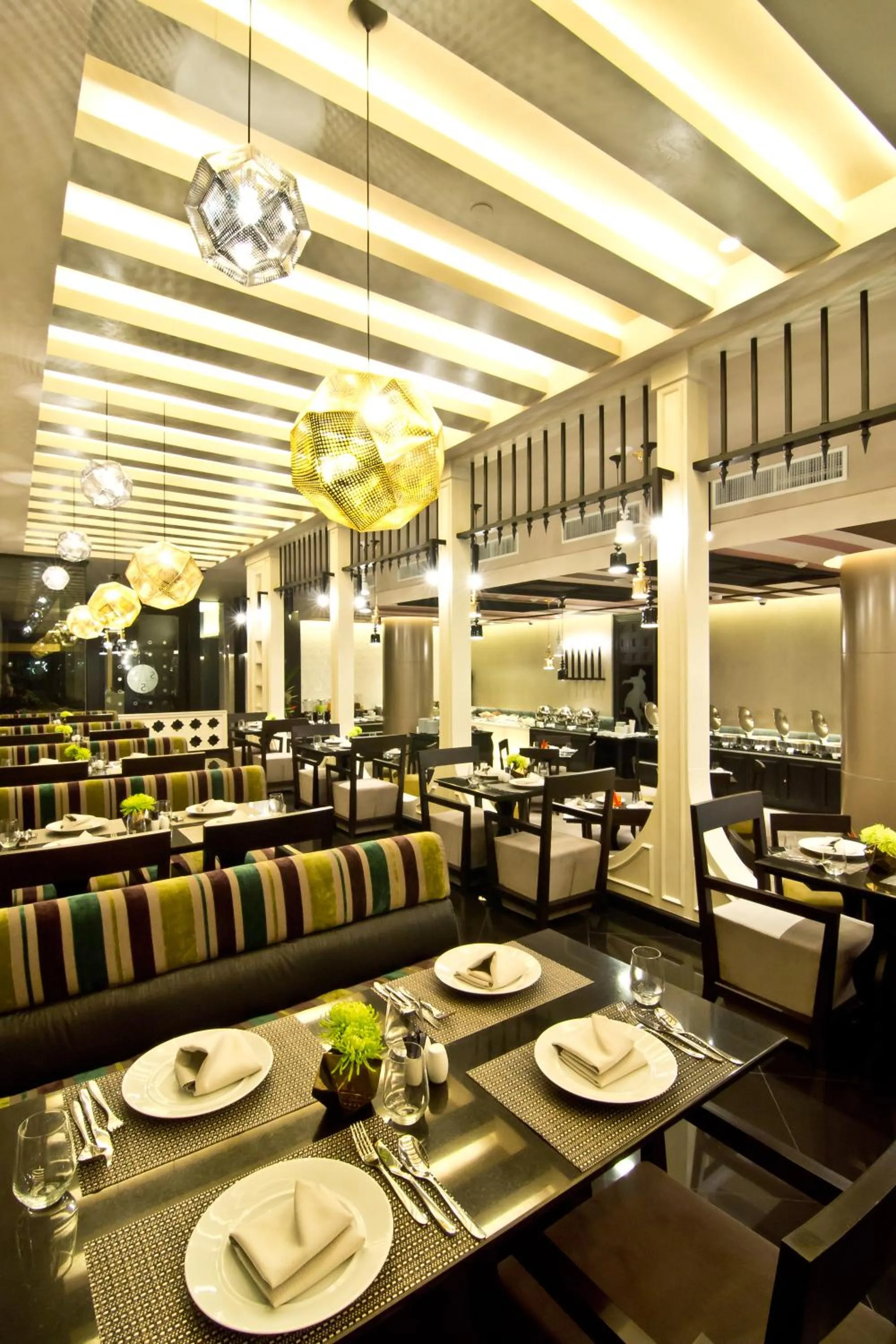 Restaurant/places to eat in Tsix5 Hotel