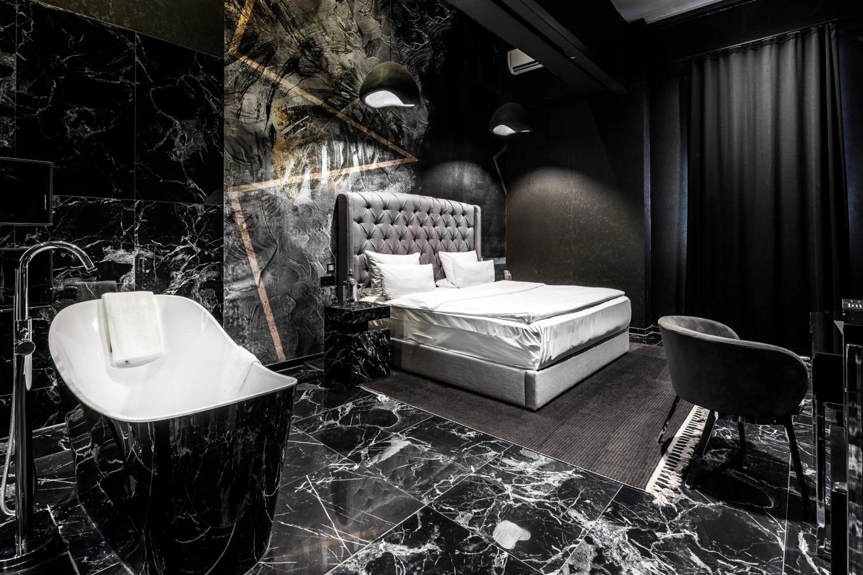 Bed in Black Hotels Köln