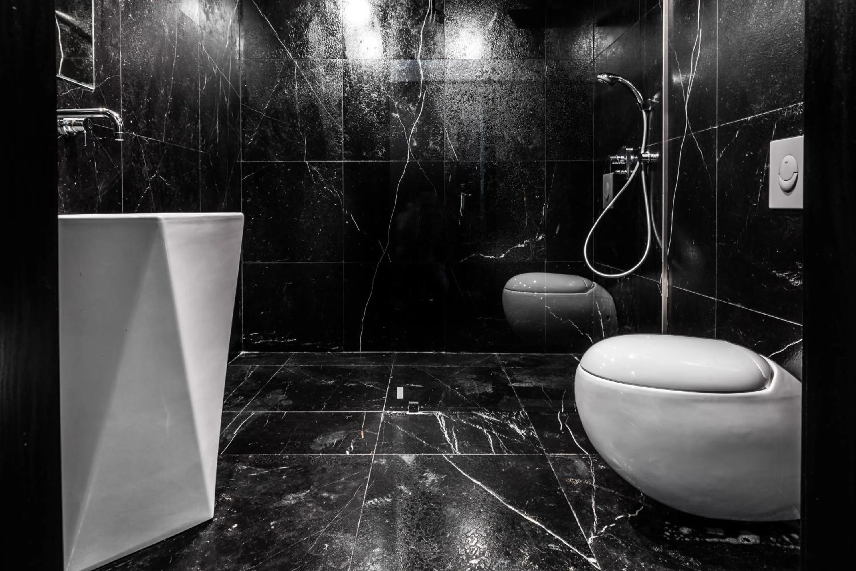 Toilet in Black Hotels Köln