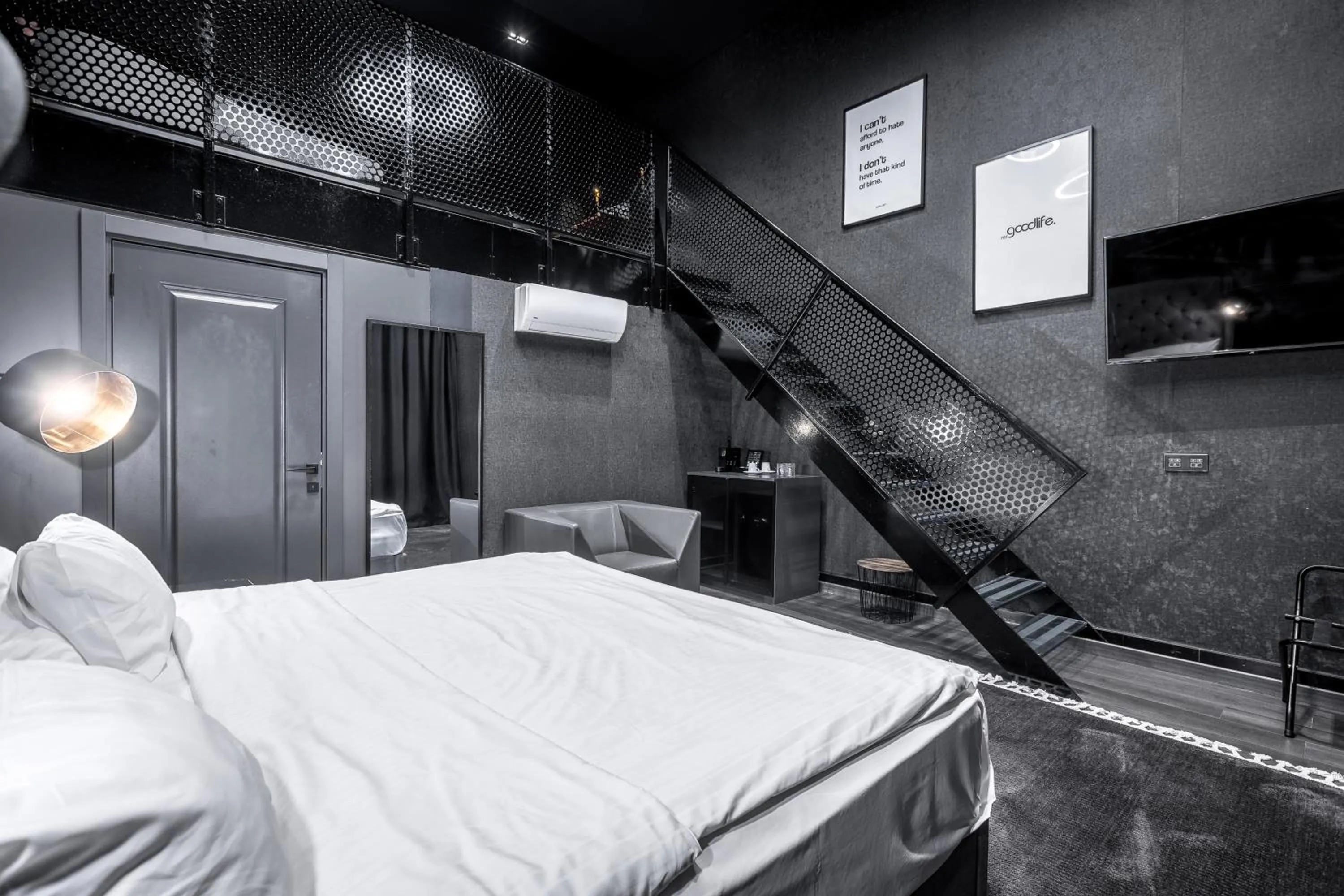 Bed in Black Hotels Köln